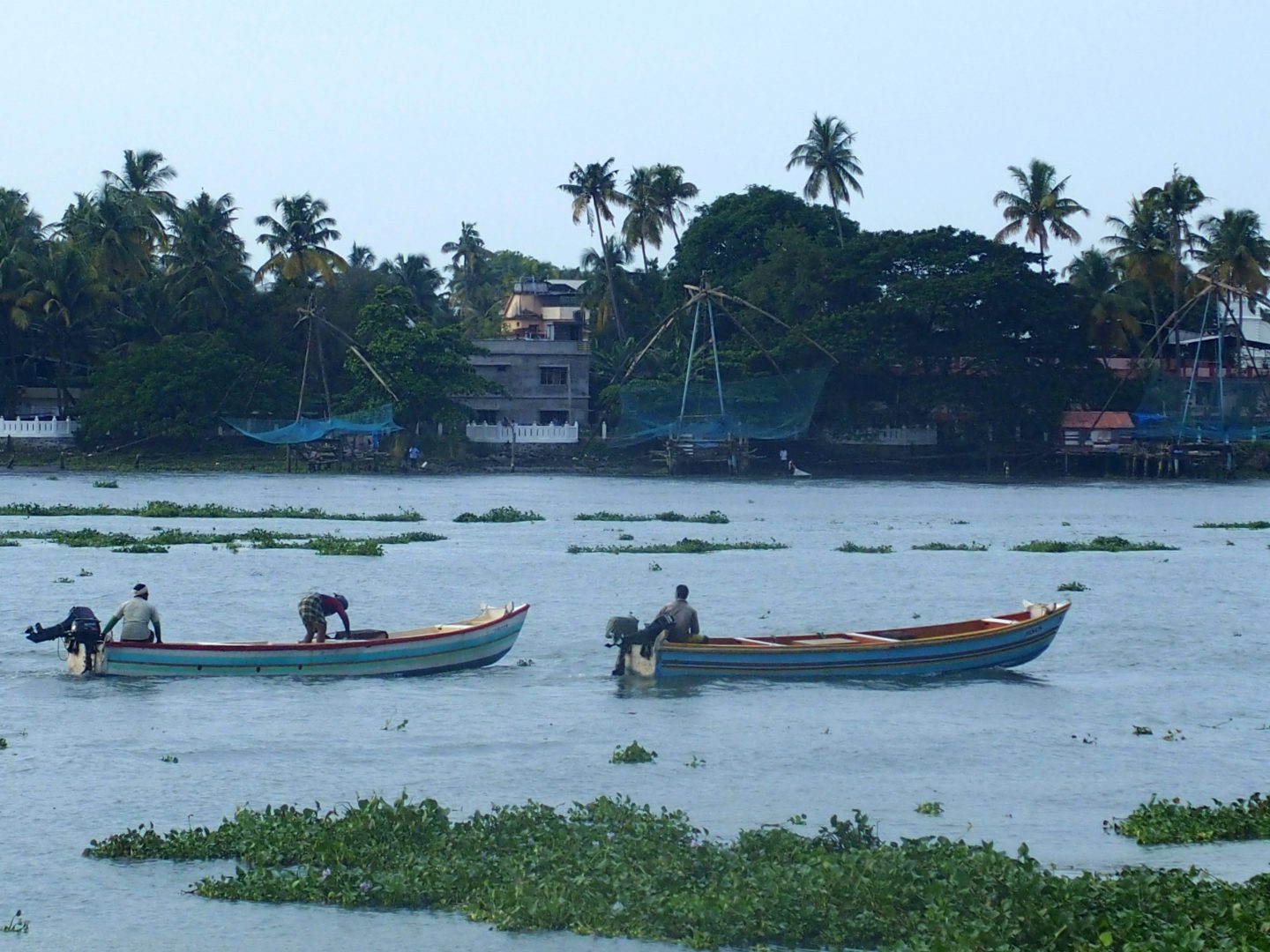 Barques et filets chinois pêche Cochin Kerala Inde