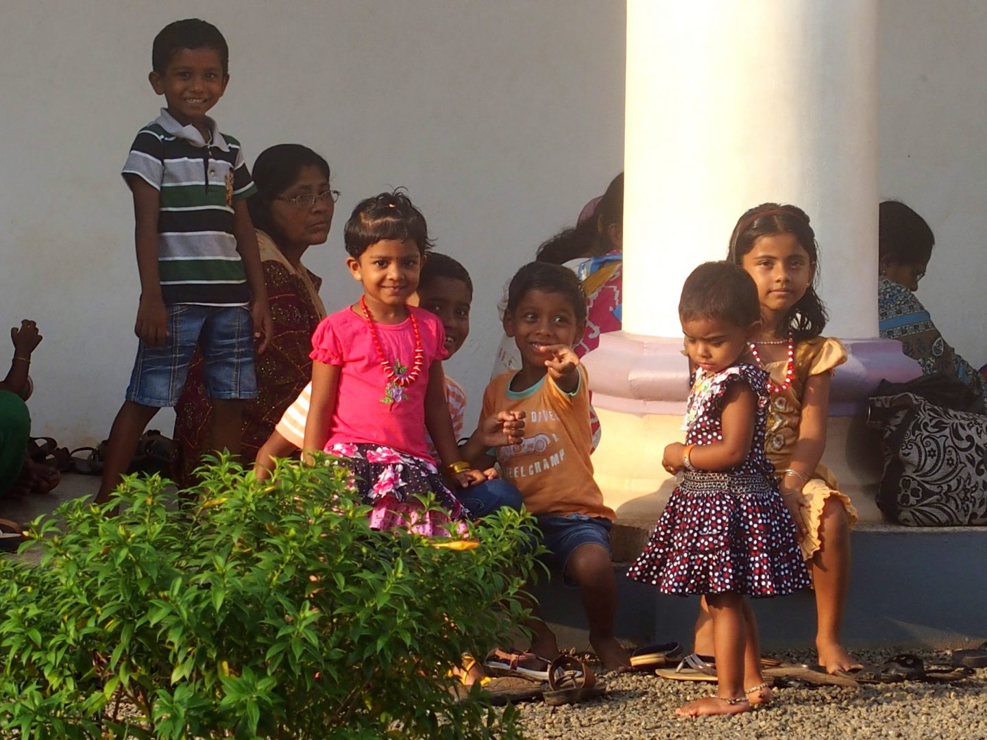 Enfants devant église Allepey Kerala Inde