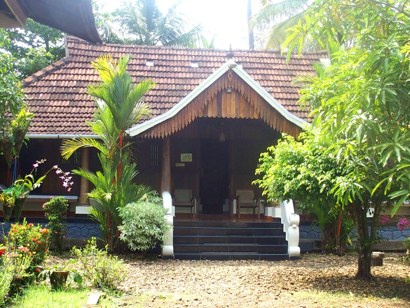 Entrée de ma chambre Nelpura Heritage Homestay Kerala Inde