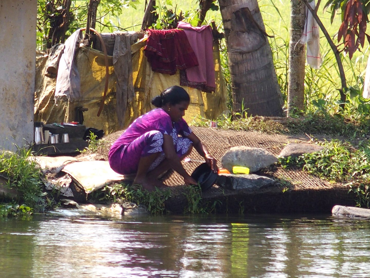Vaisselle sur rive backwater Allepey Kerala Inde