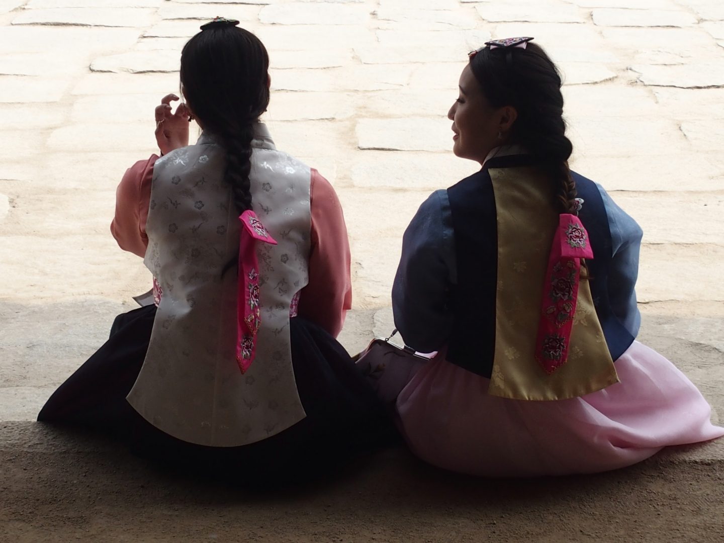 Jeunes filles dans la cour du Palais Royal Séoul Corée du sud