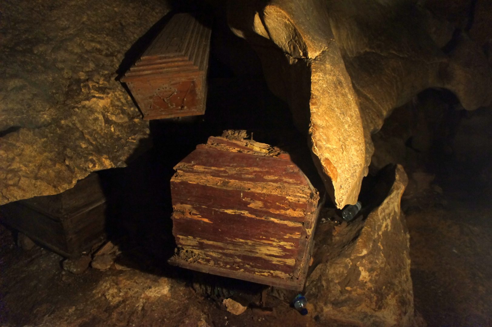 Cercueils entassés Grotte Tana Toraja Sulawesi