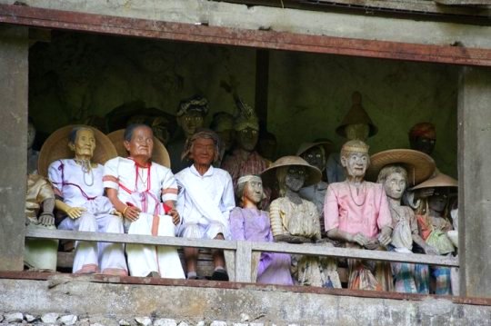 Famille de Tau-Tau sur balcon falaise Sulawesi