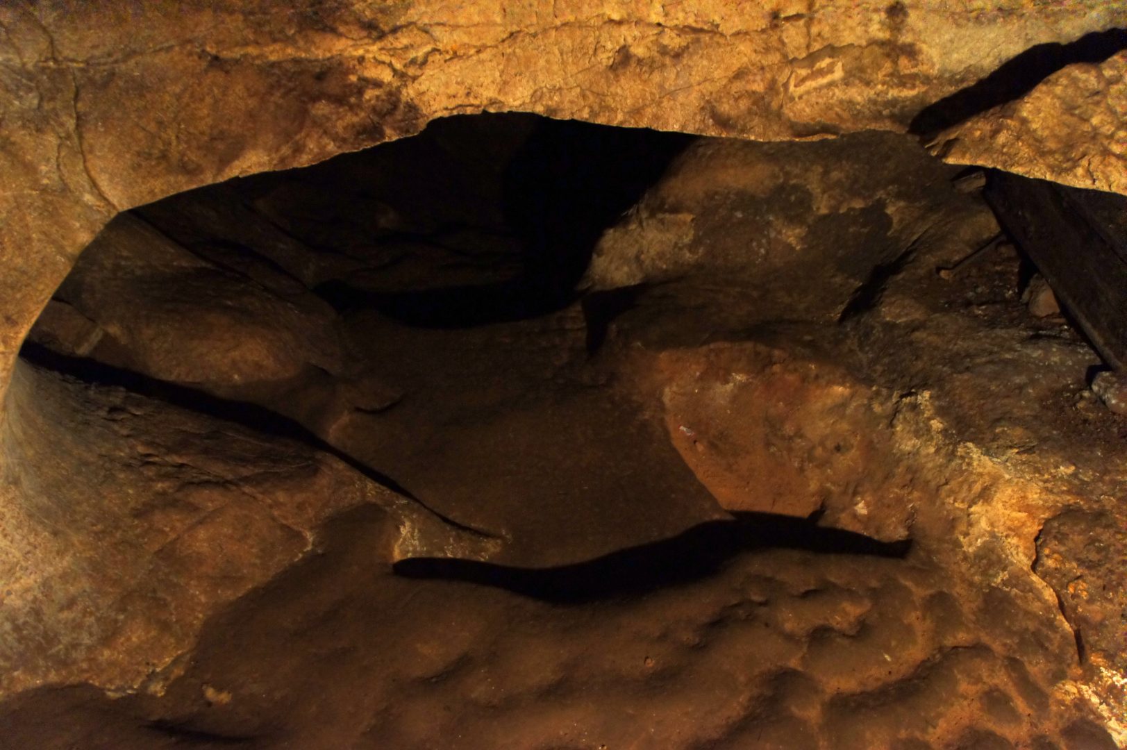 Pas facile de se faufiler dans les grottes Tana Toraja Sulawesi