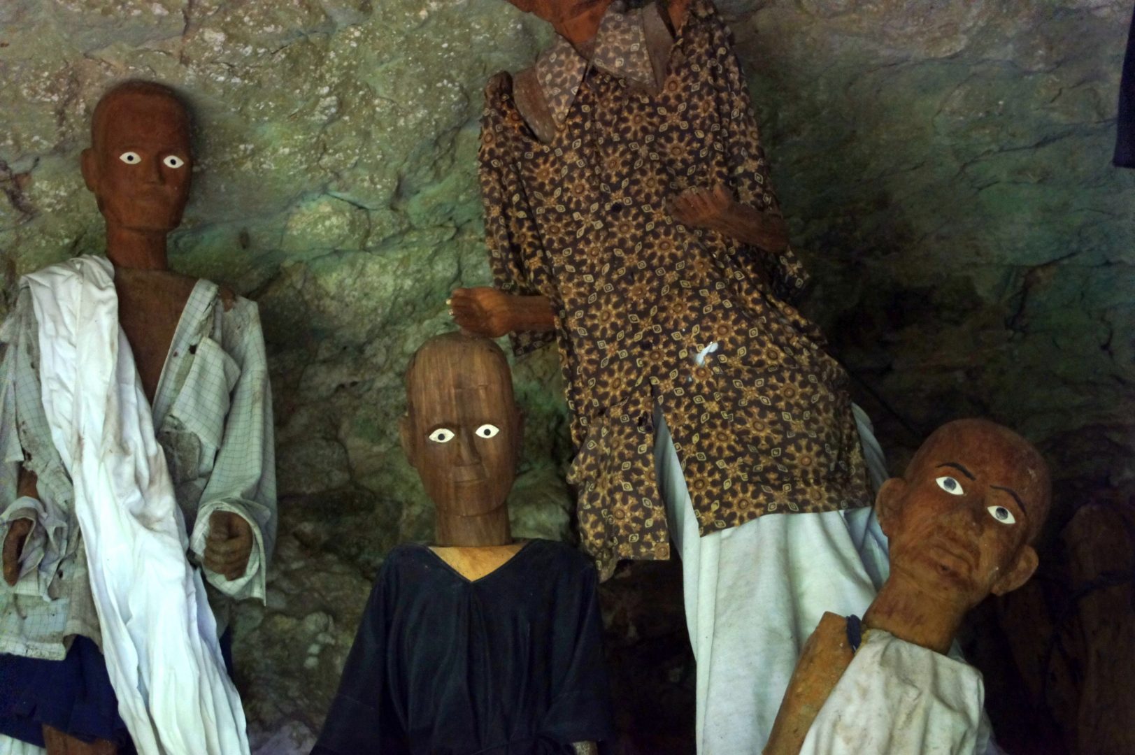 Tau-Tau dans une grotte Tana Toraja Sulawesi