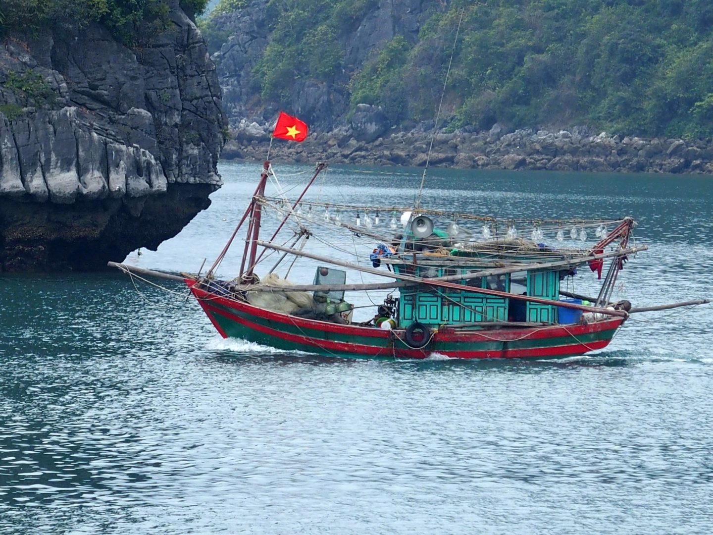 Bateau de pêche Baie Halong Vietnam