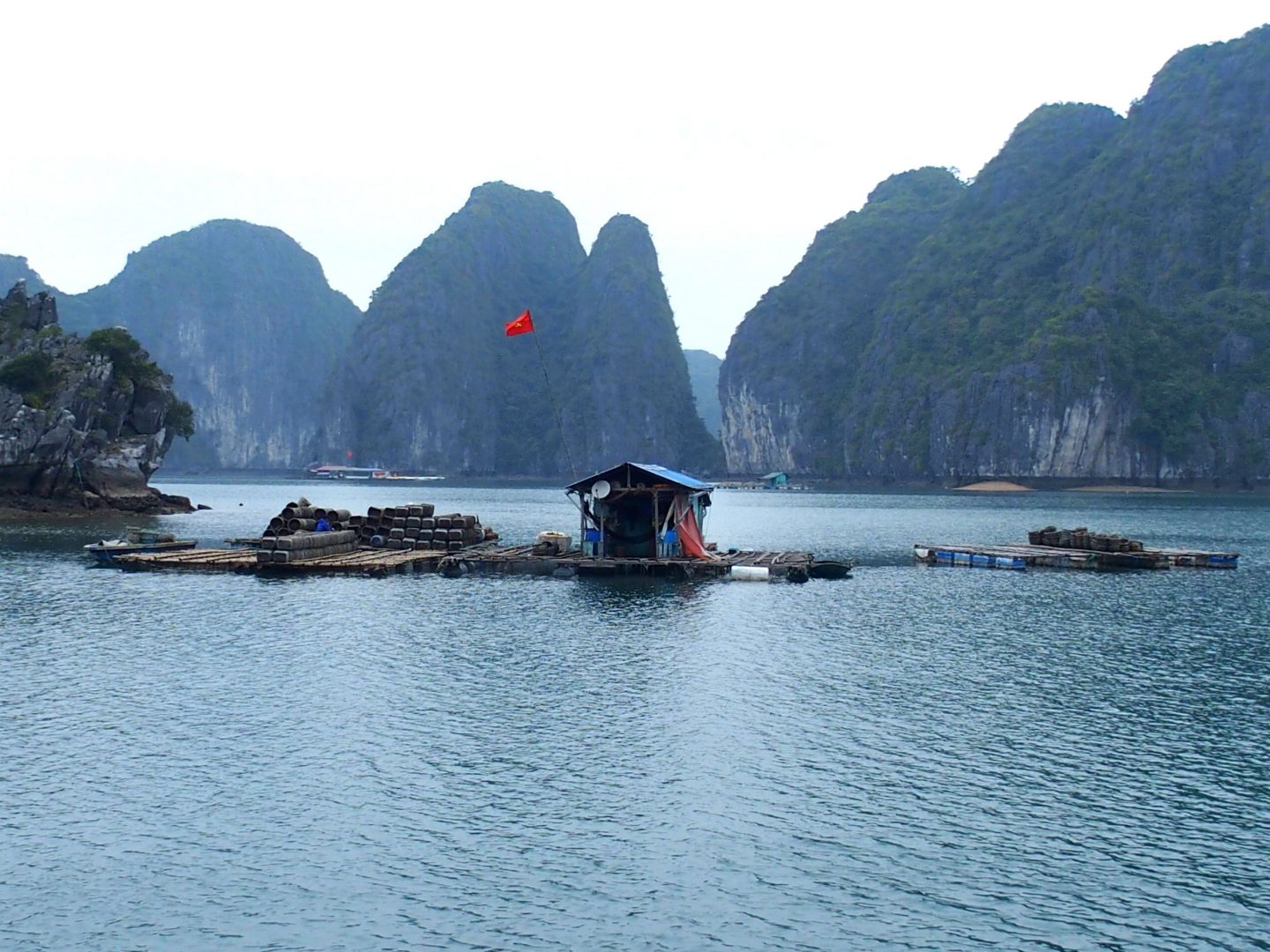 Cabane flottante de pêcheur Baie Lanh Ha Vietnam