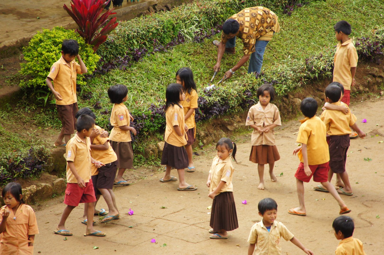 Enfants cours récréation Sulawesi