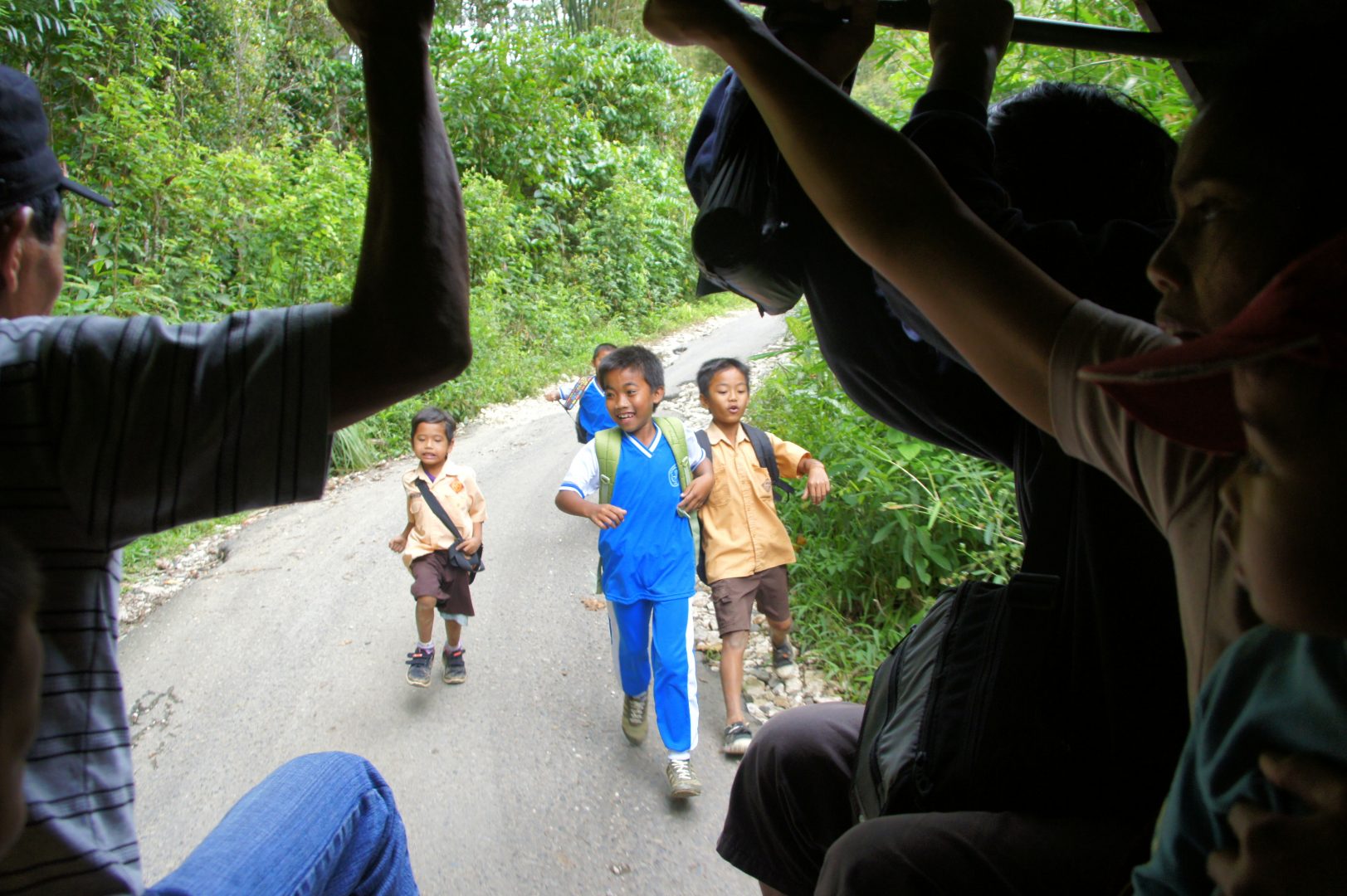 Enfants qui courrent derrière le bémo Rencontres avec la population locale à Sulawesi