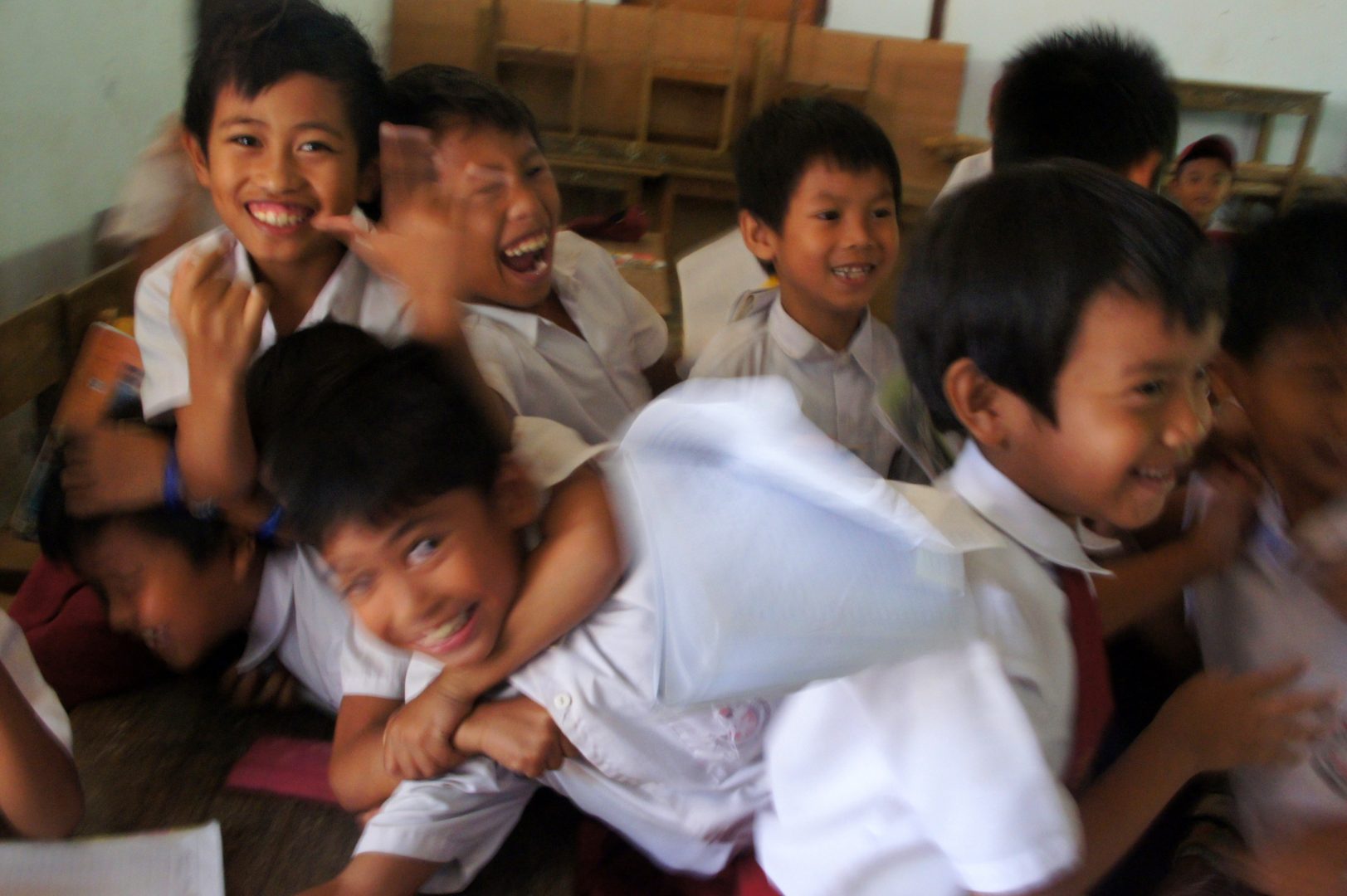 Enfants surexcités à l'école Sulawesi