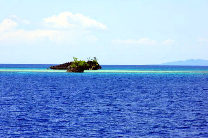 Ilots sur mer turquoise Iles Togian Sulawesi