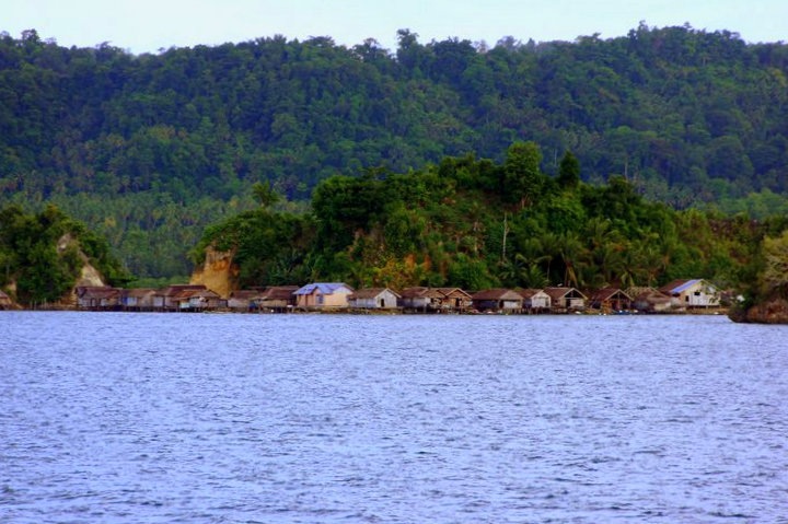 Petit village sur côte Iles Togian Sulawesi