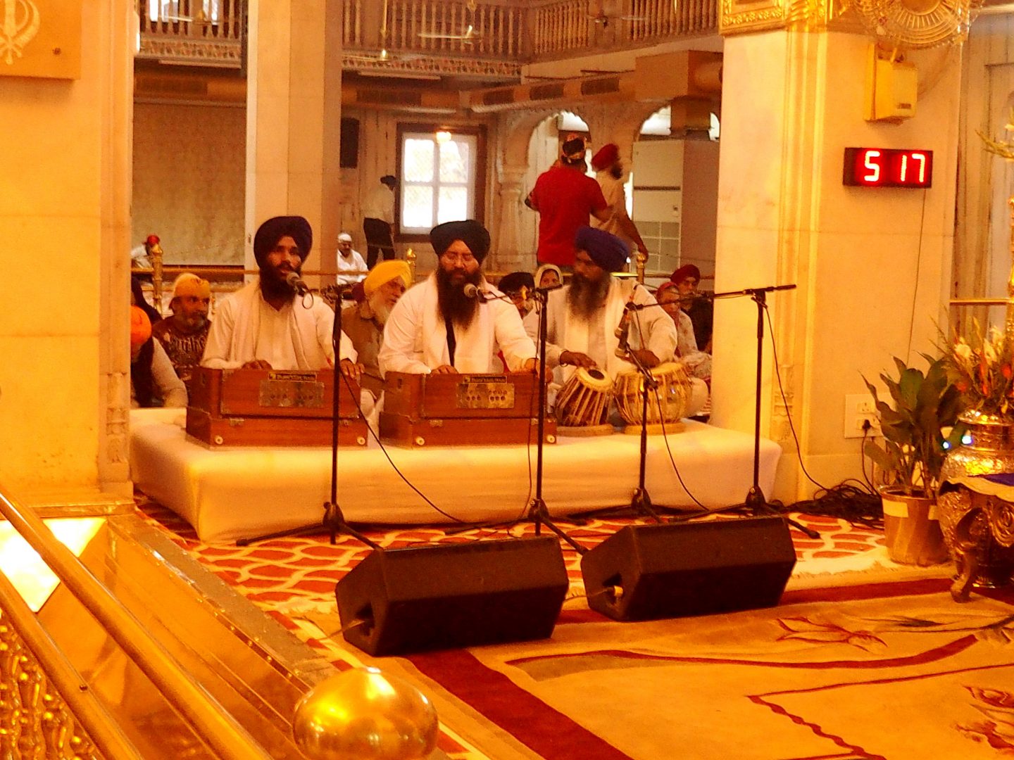 Chants sacrés avec harmonium portable et tabla temple sikh New Delhi Inde