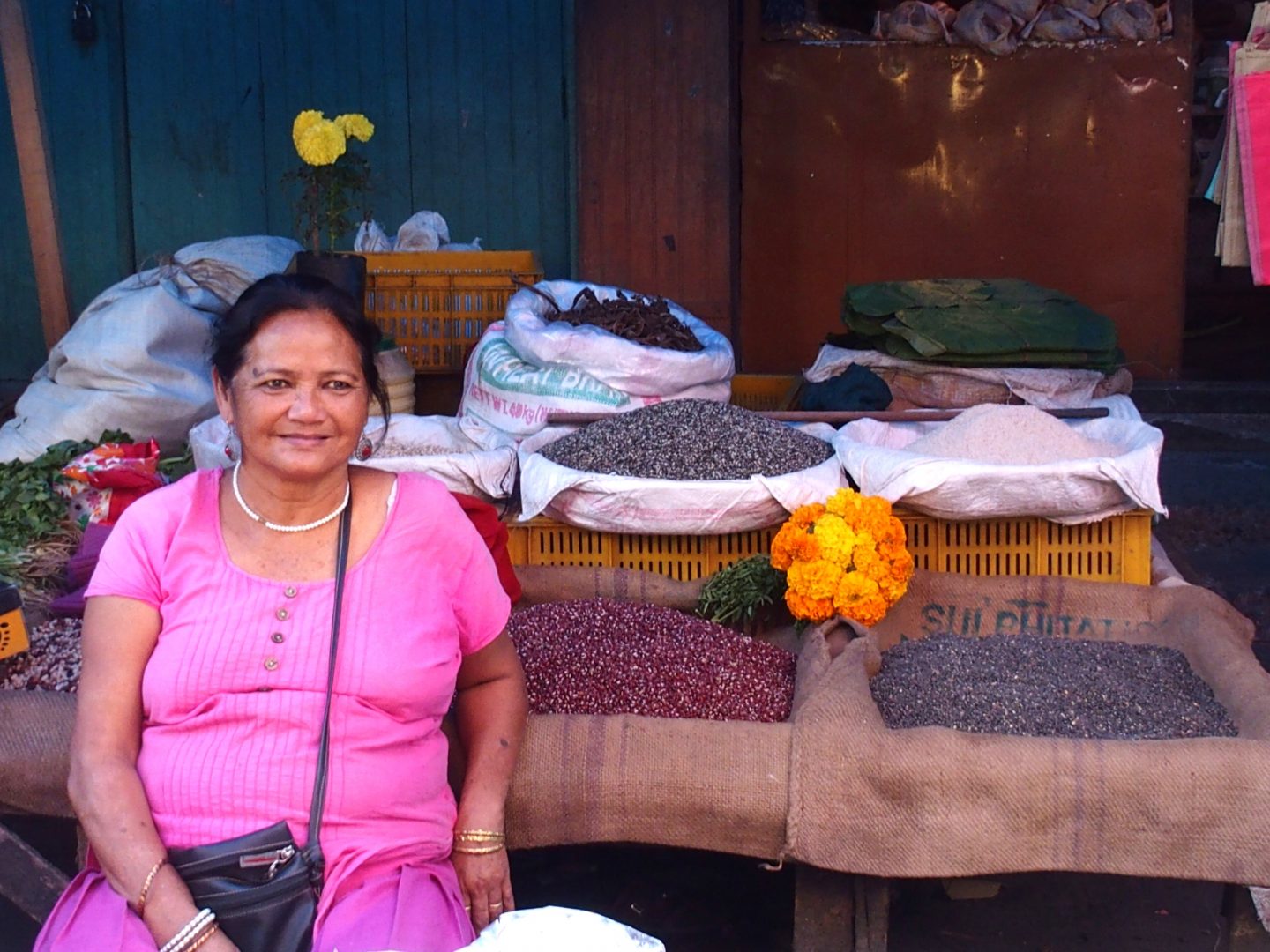 Vendeuse de riz marché Kalimpong Inde