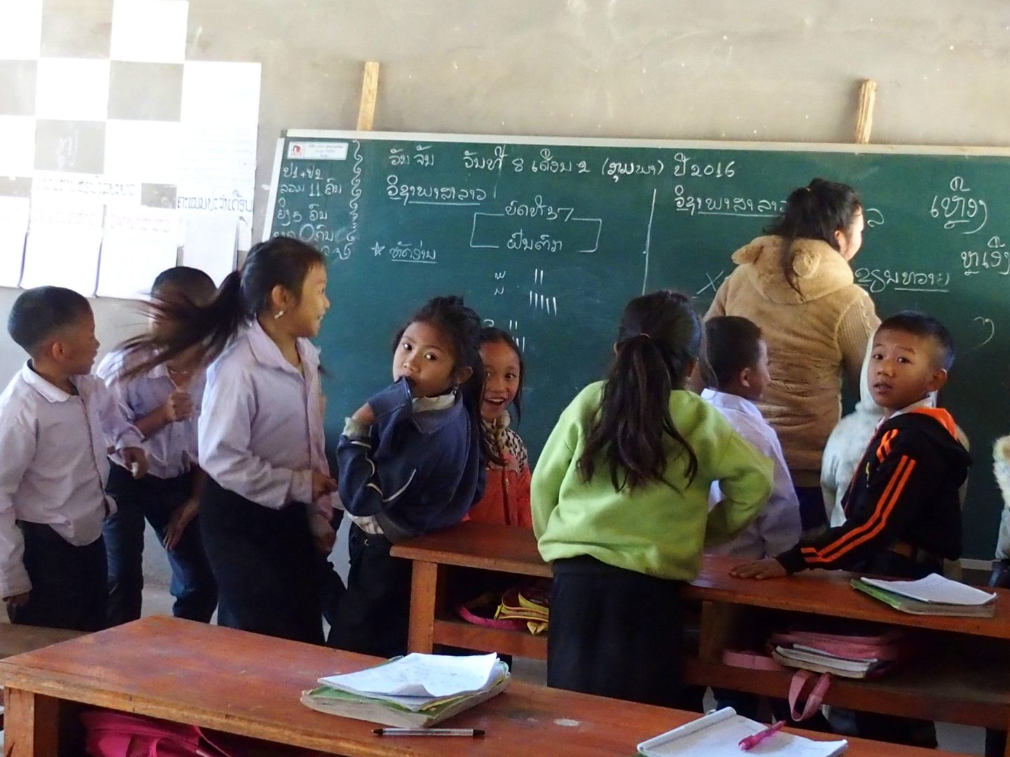 Enfants dans salle classe village nord Laos