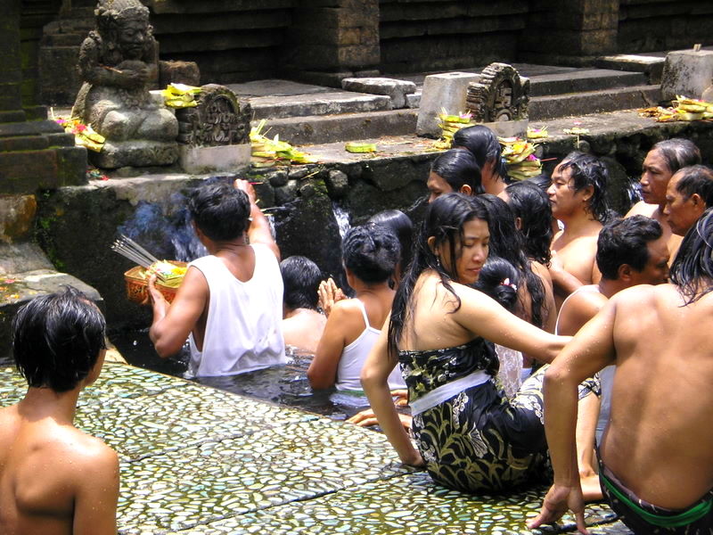 Balinais dans les bains sacrés Temple Tirta Empul Bali