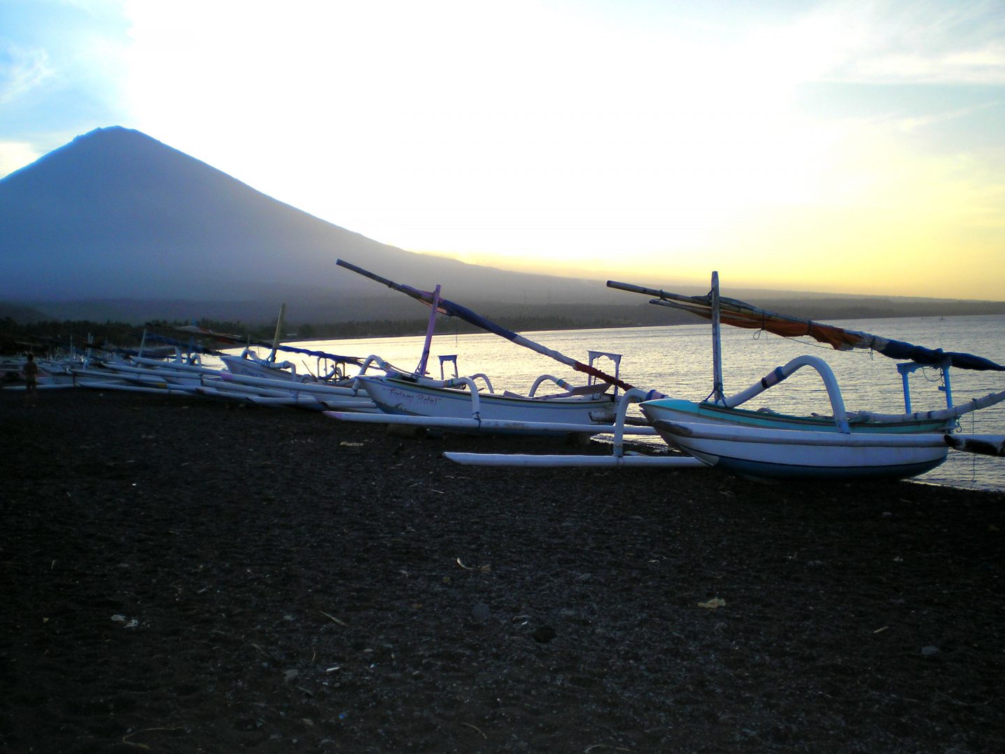 Bateaux de pêche sur plage en soirée Amed Bali