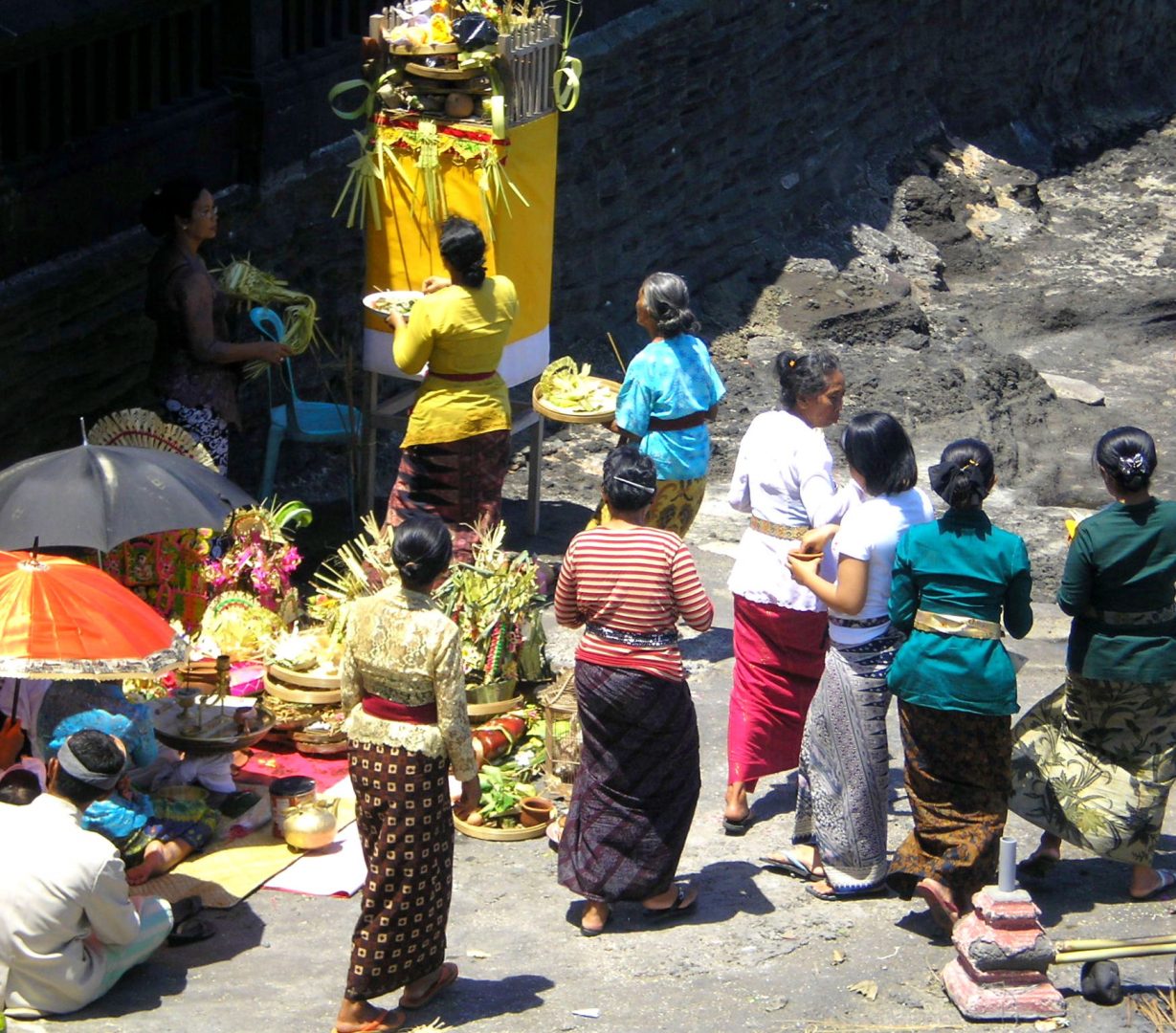 Cérémonie d'offrandes au pied du Tanah Lot Bali