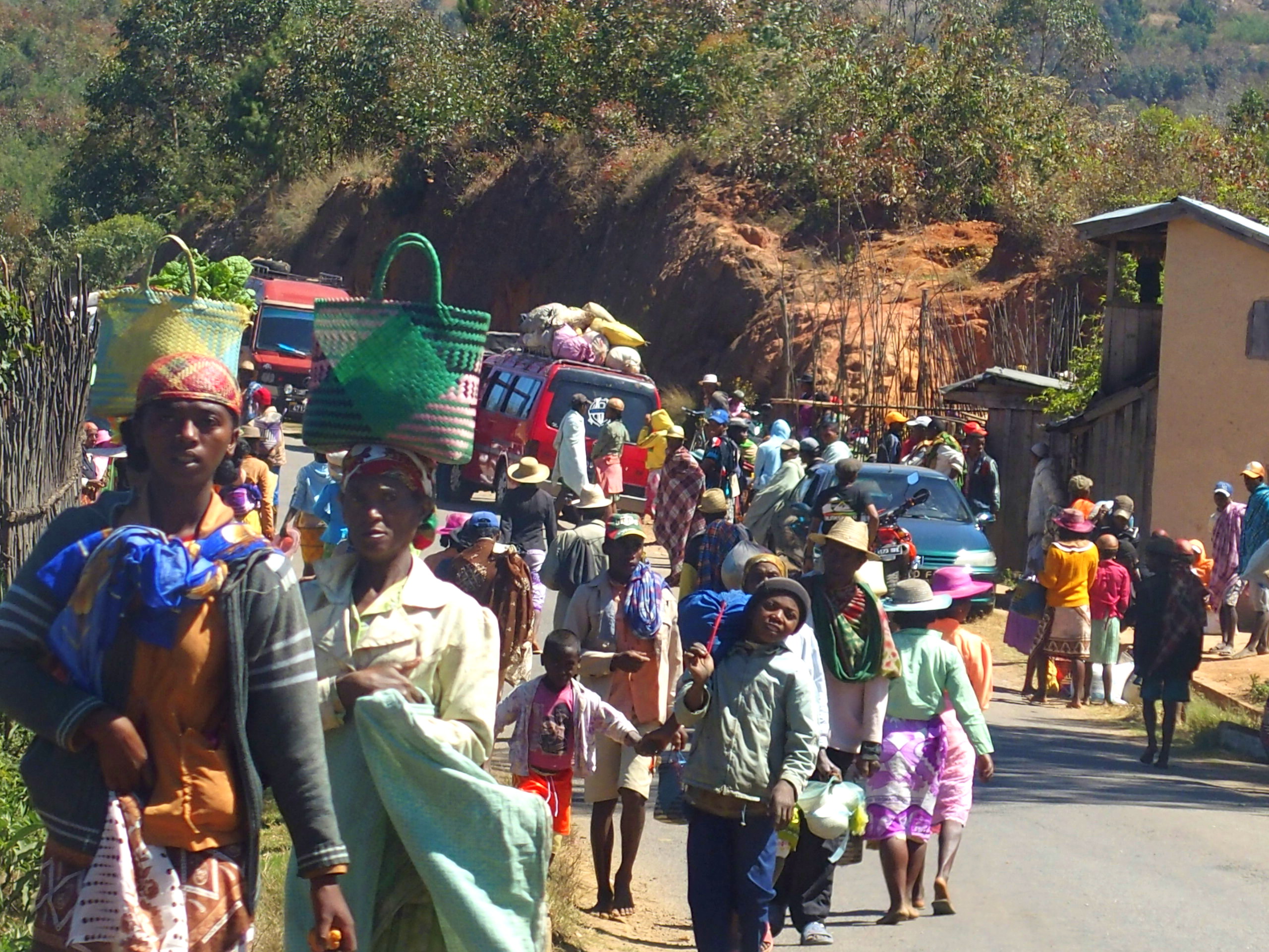 Foule impressionnante qui se rend au marché Madagascar