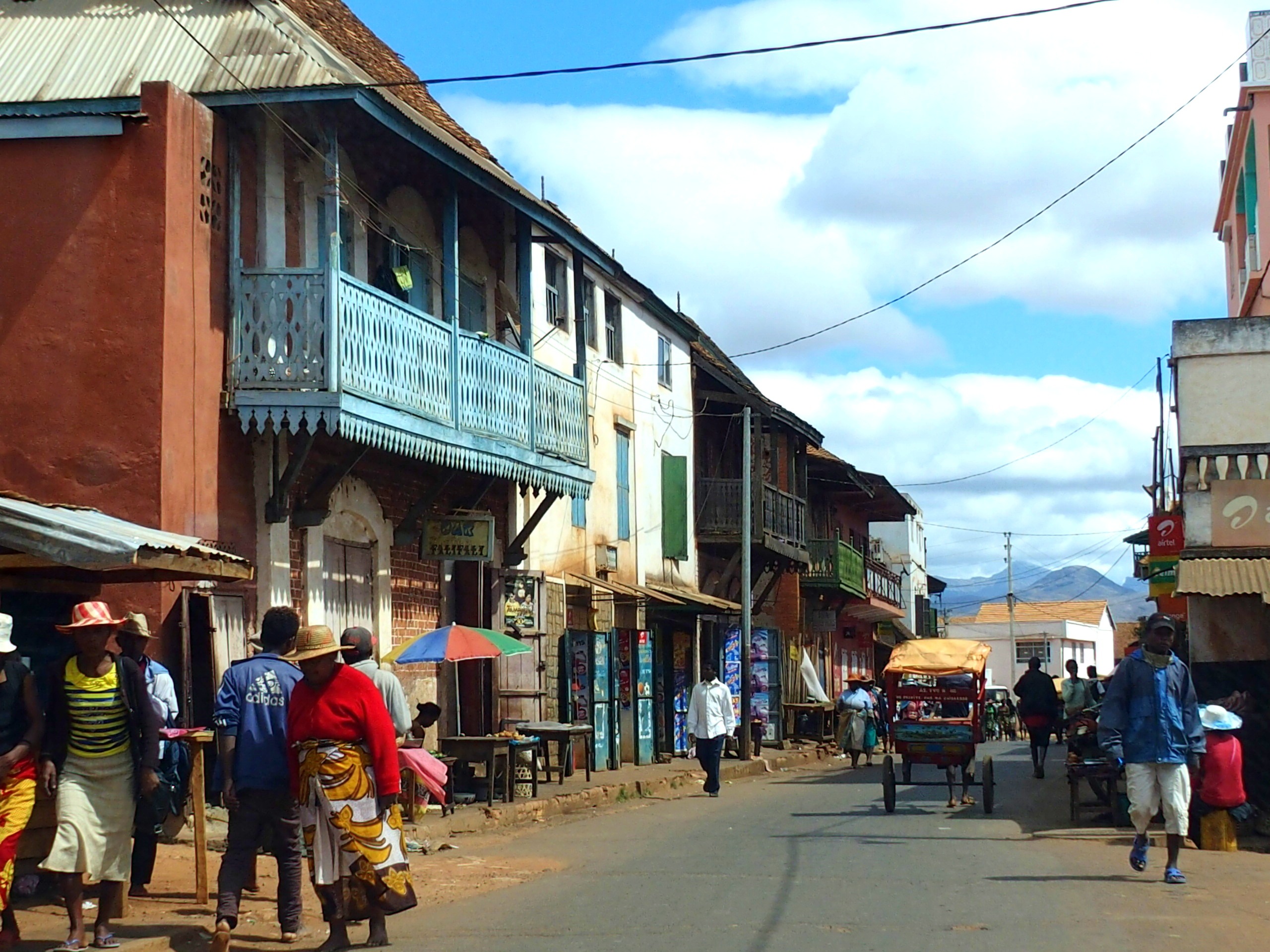 Rue colorée d'Ambavalao Madagascar