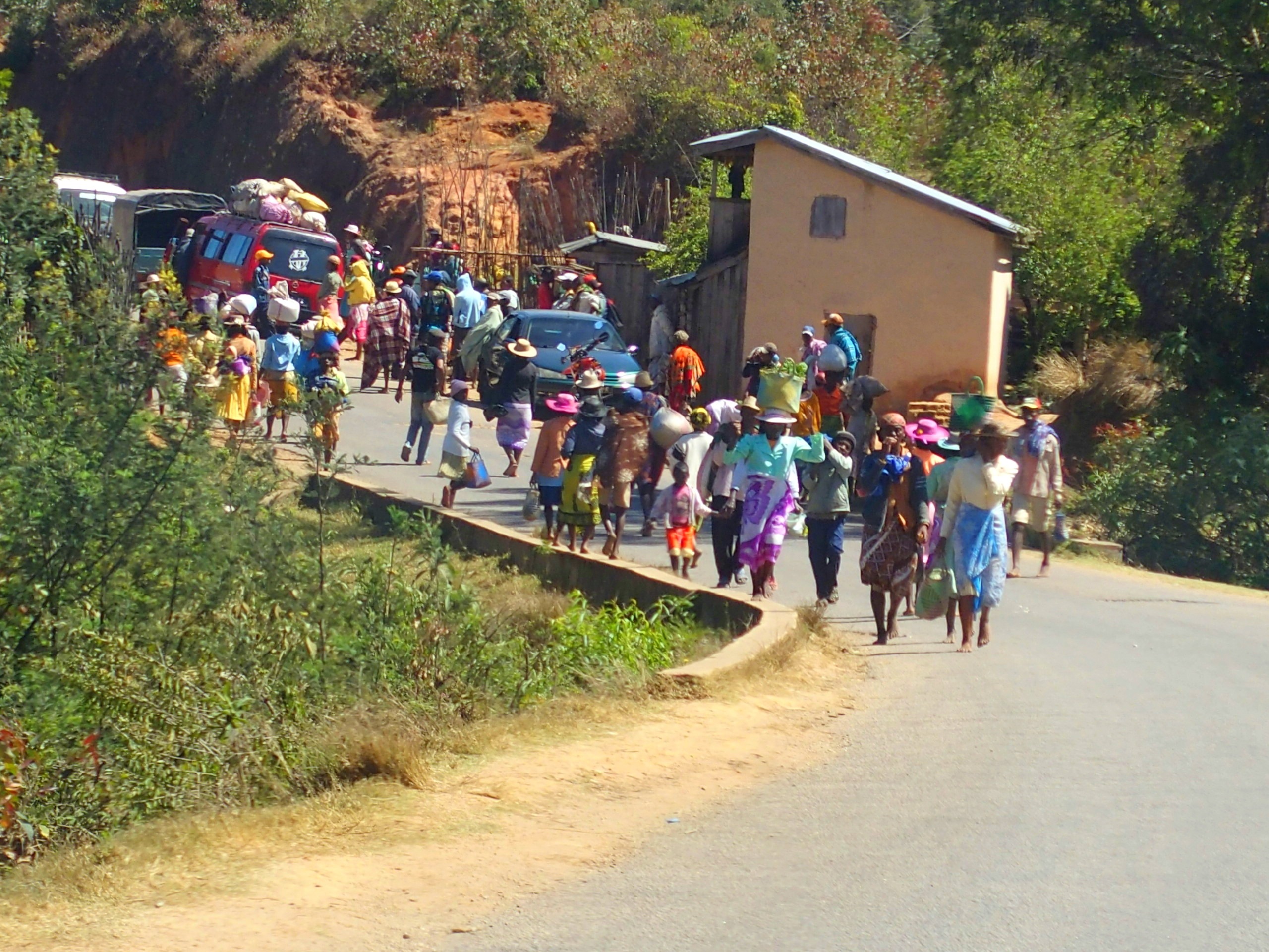 Sur la route, un jour de marché Madagascar.