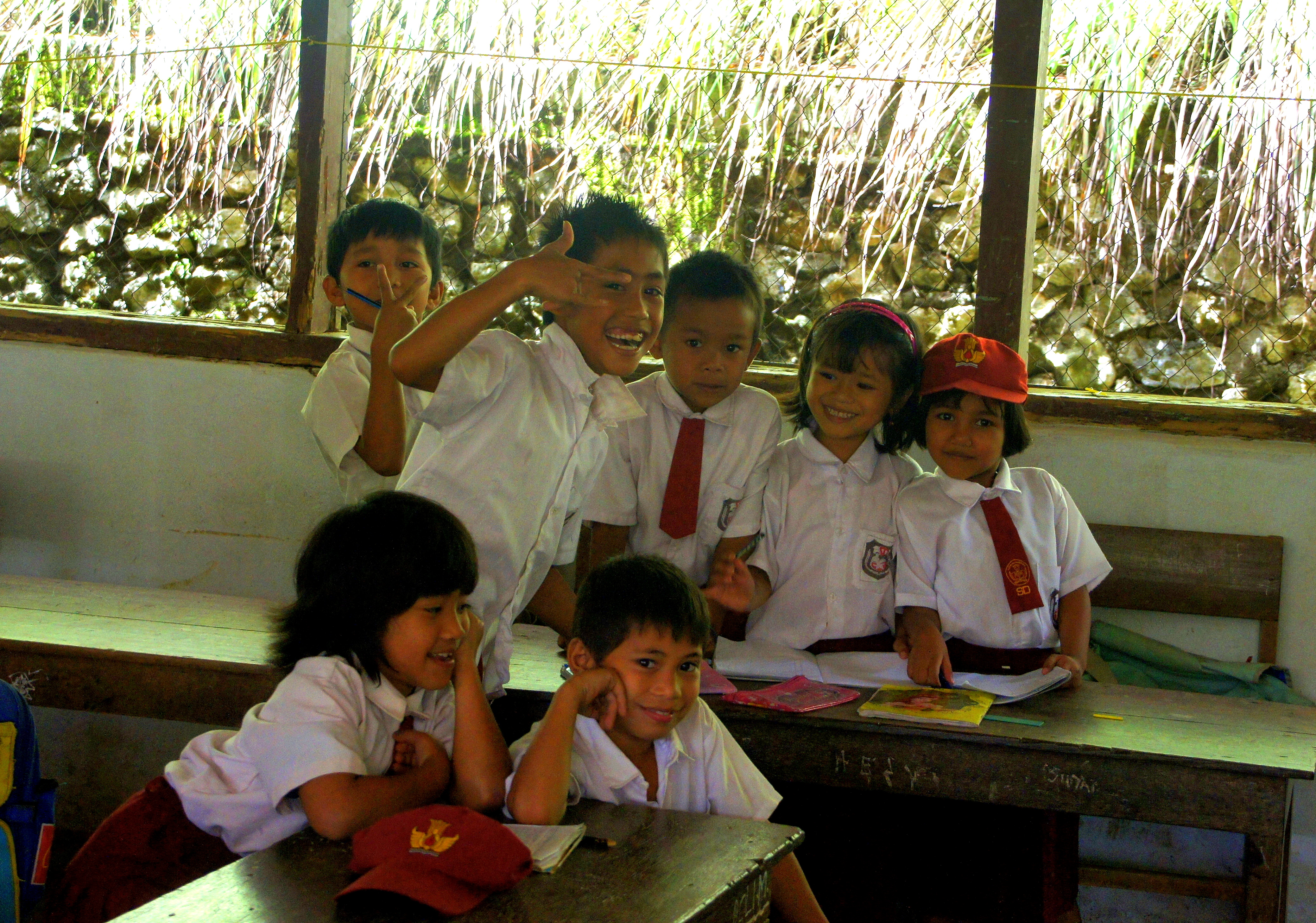 Beaux sourires d'enfants école à Sulawesi