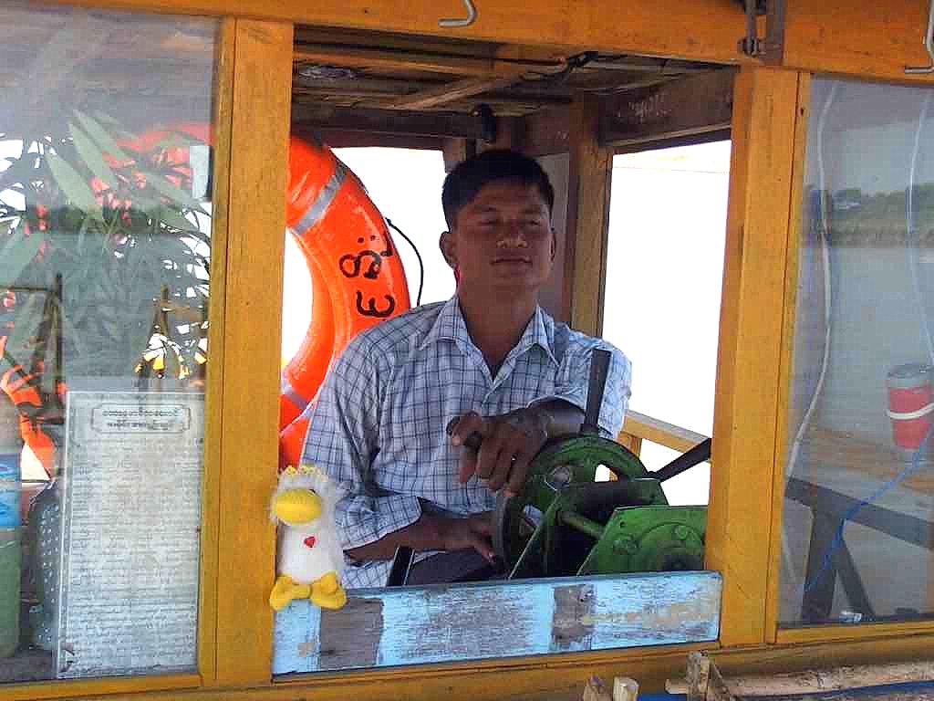 Déplacement slow en bateau sur lIrrawady en Birmanie