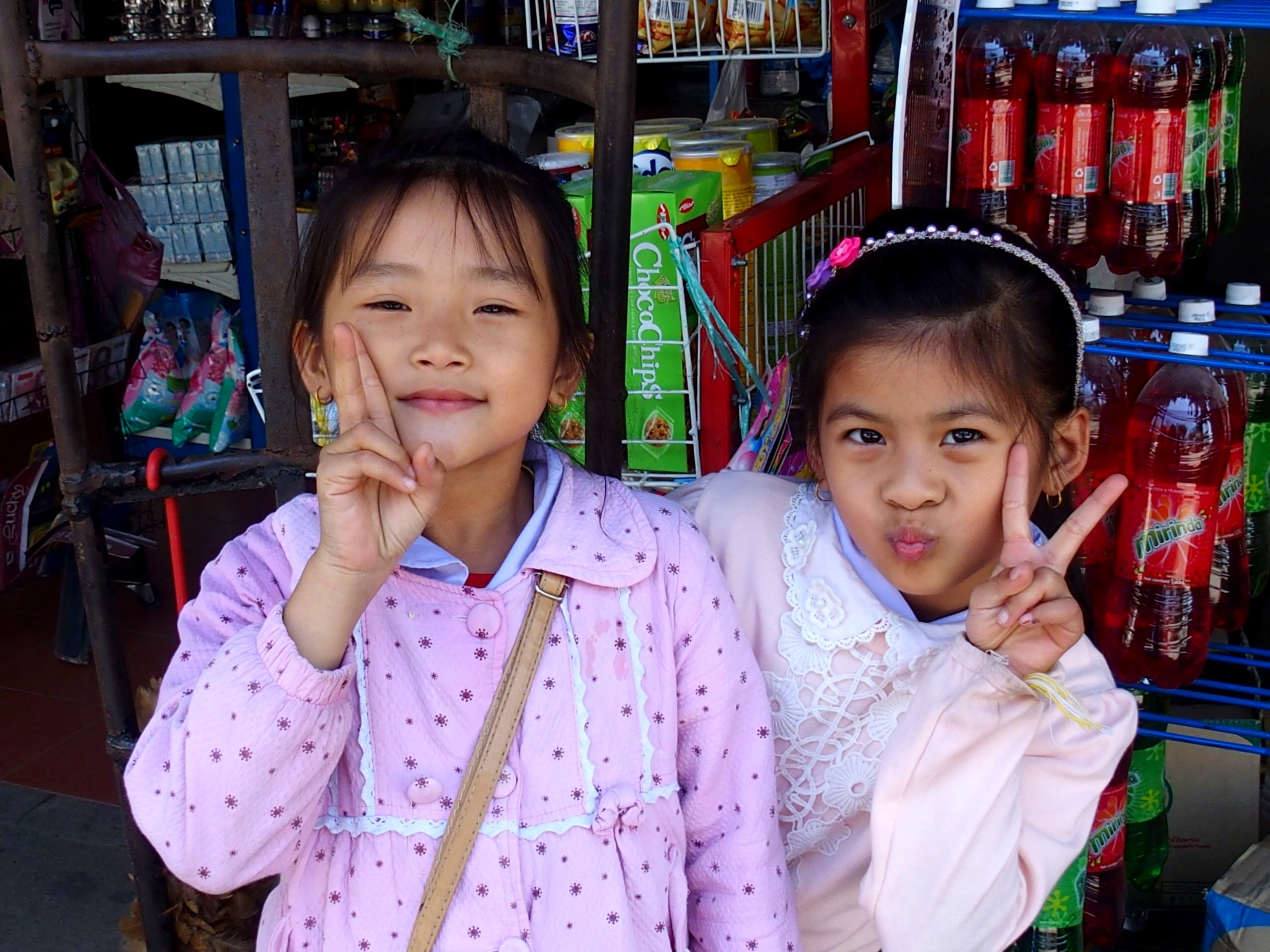 Moment de complicité avec deux petites élèves de Luang Prabang à la sortie de l'école