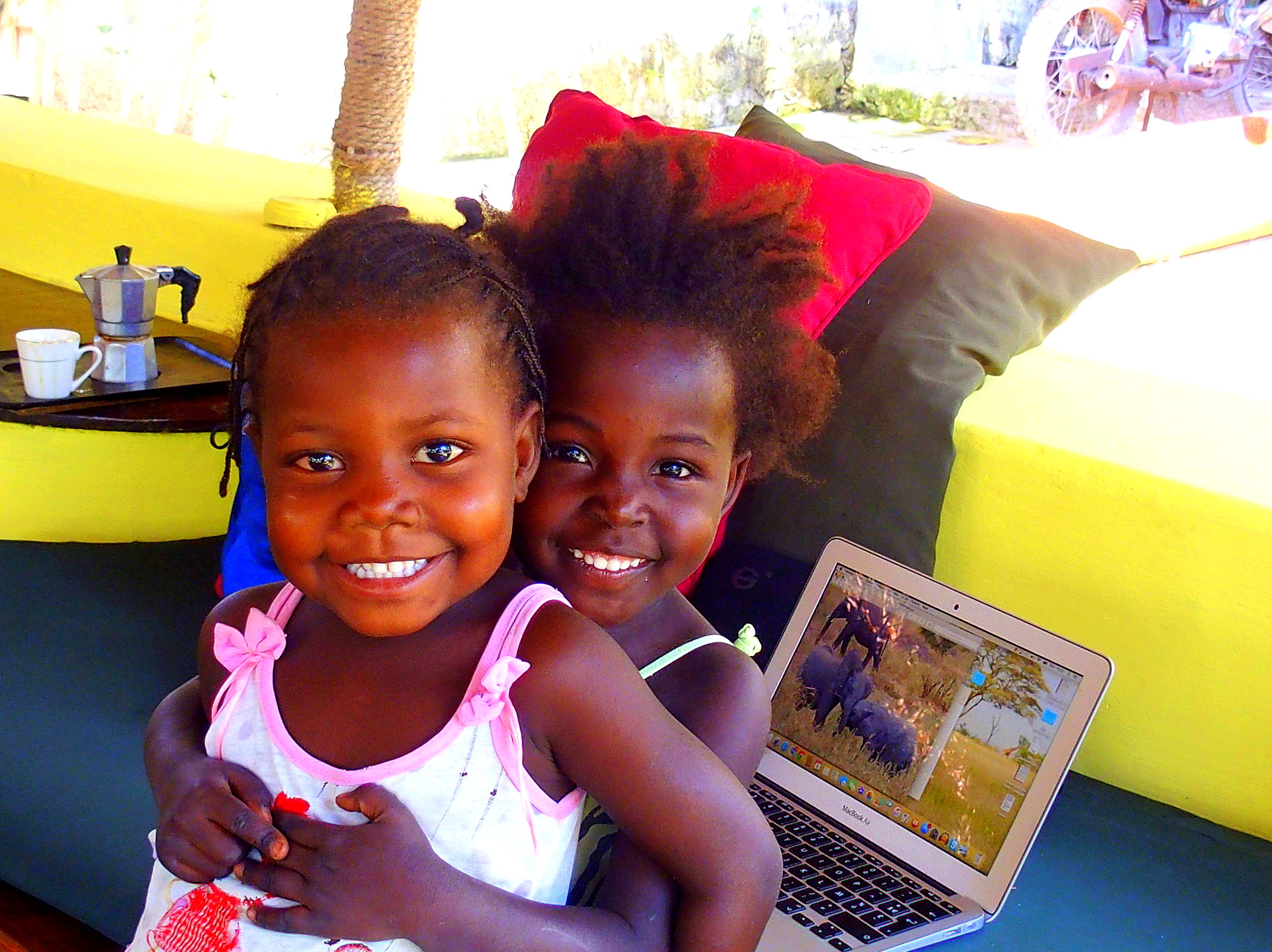 Sourire de deux fillettes Ibo qui découvrent des photos d'éléphants sur mon ordinateur - Mozambique
