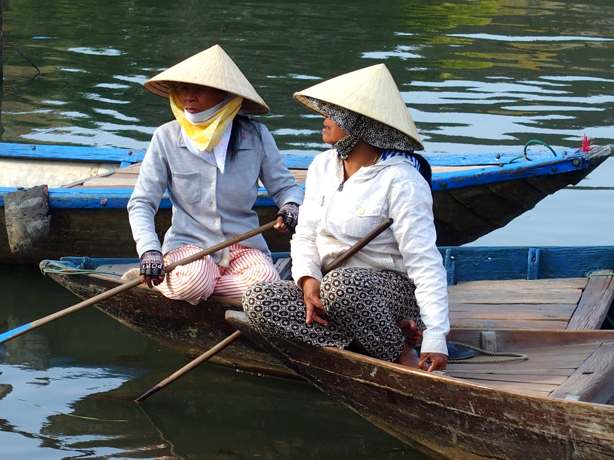Pêcheuses à chapeau conique de femmes souvenirs du Vietnam