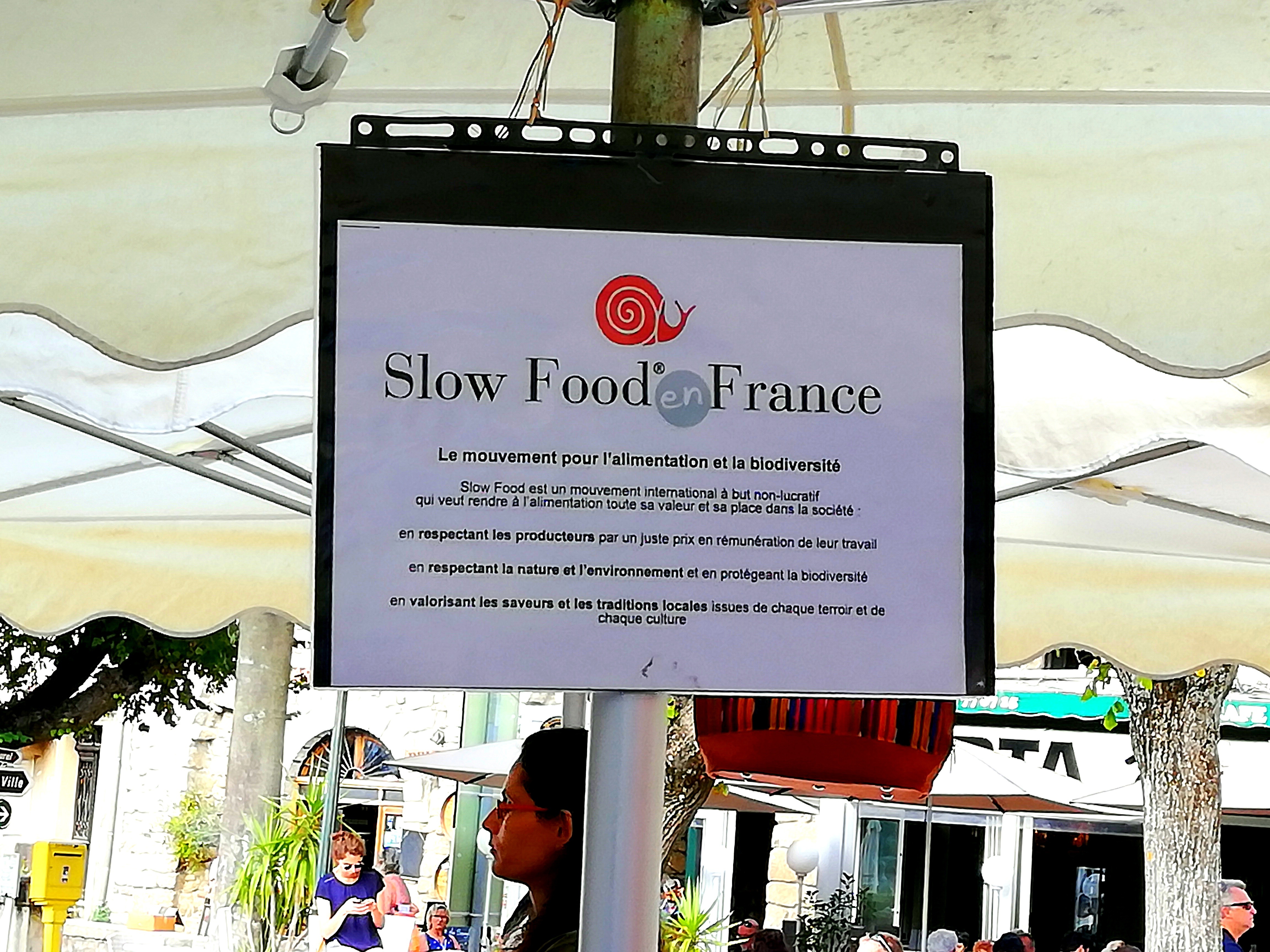 Stand Slow Food sur marché de Sartène Corse.