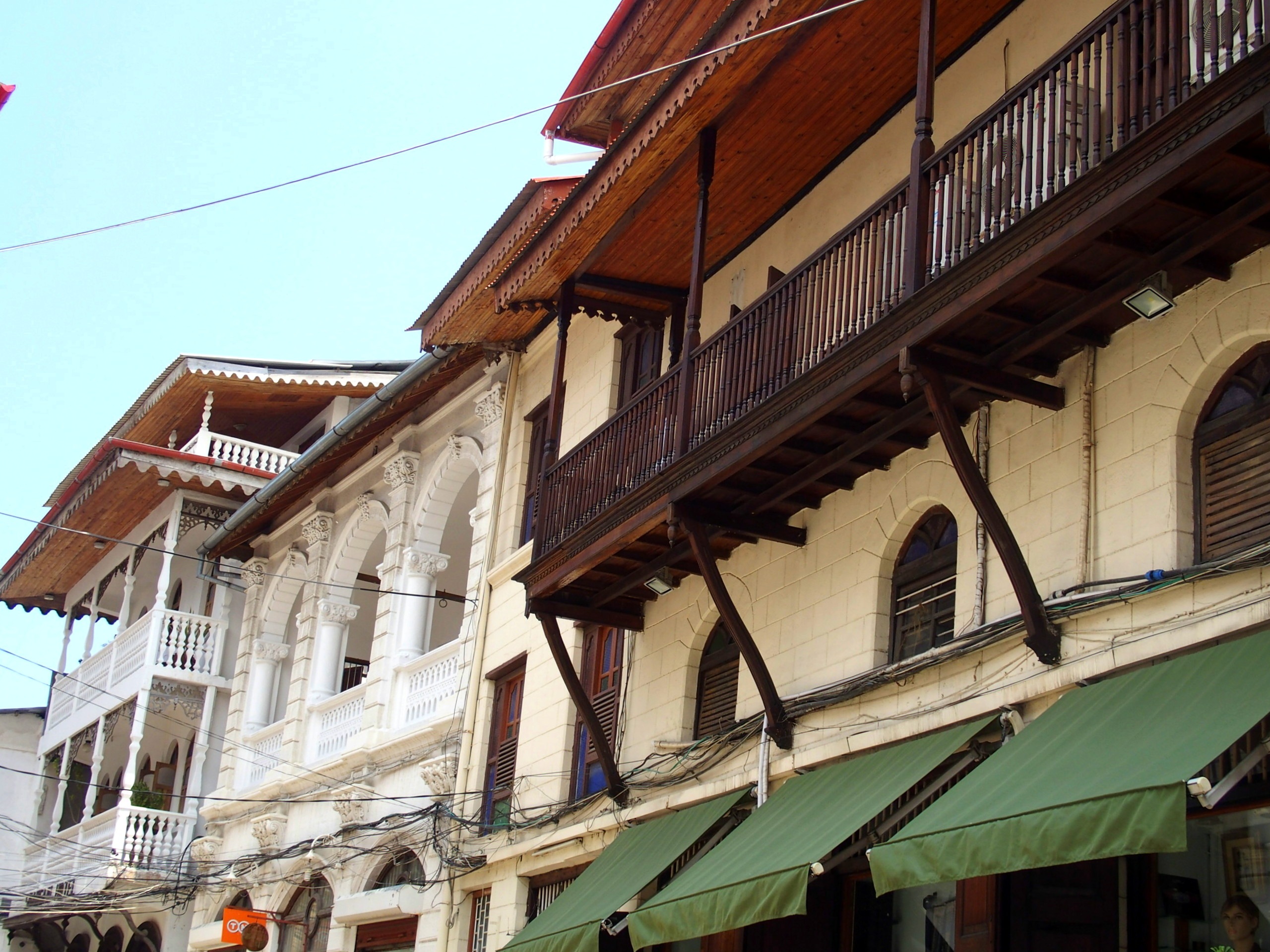 Balcons sculptés sur maisons traditionnelles Stone Town Zanzibar