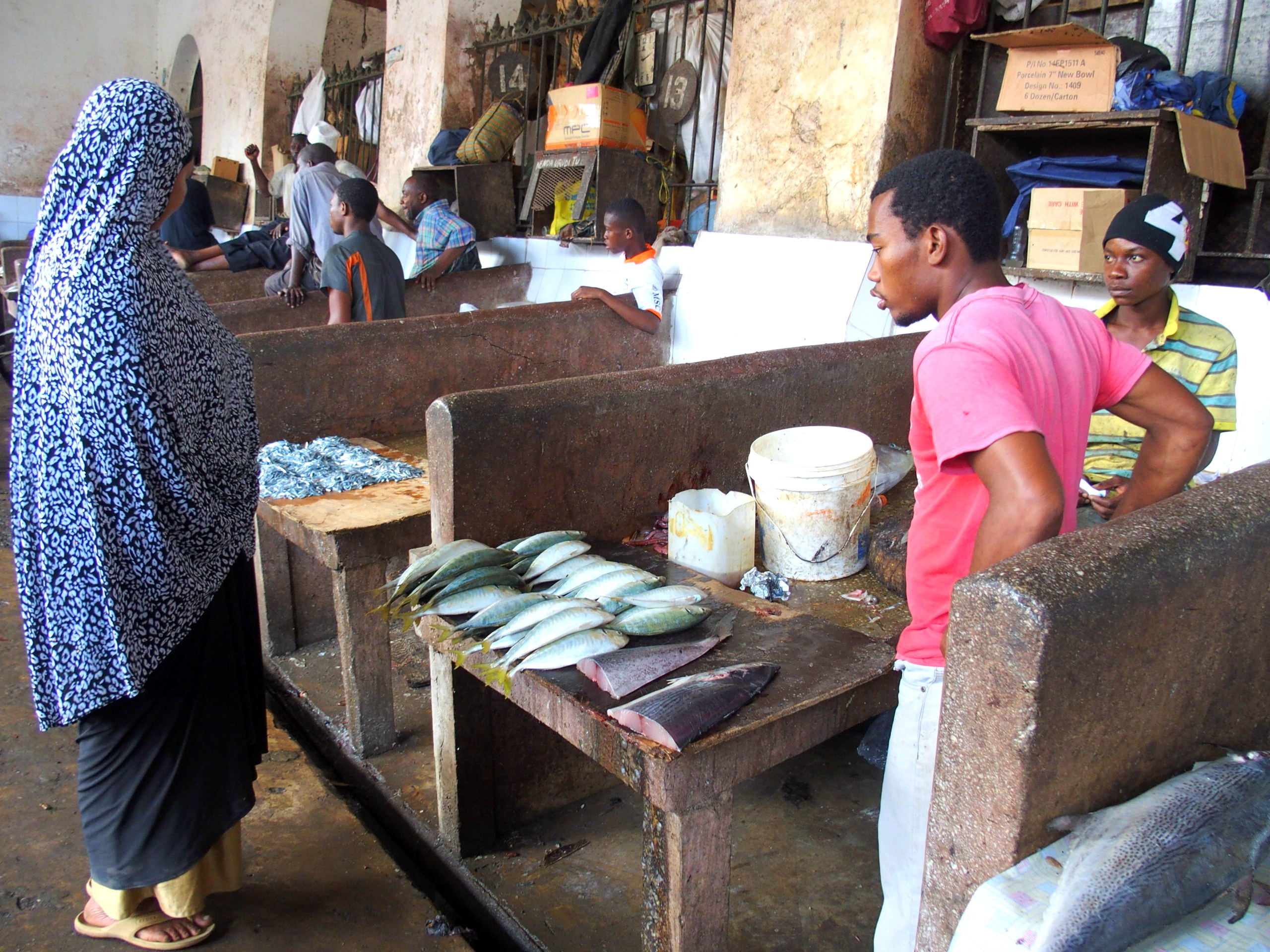 Etal de poissons sur marché Zanzibar