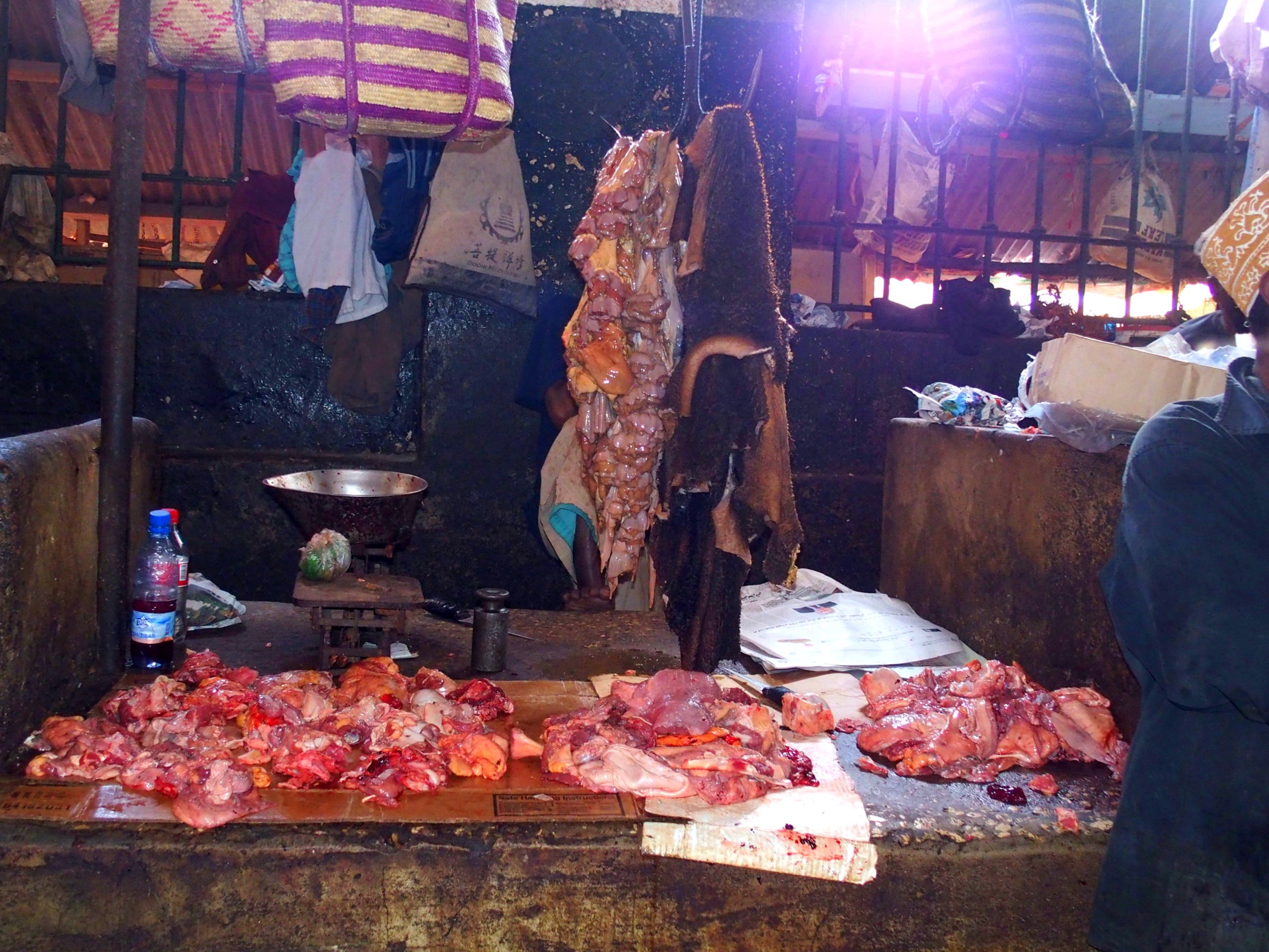 Etal de viande sur marché Zanzibar