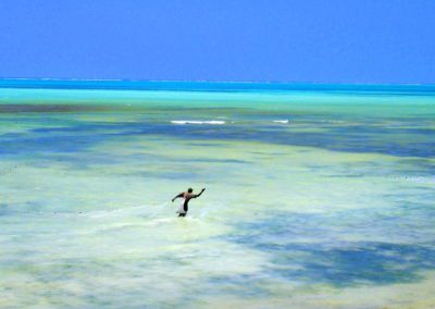 Pose de filets dans eaux turquoises pecheurs Pongwe Zanzibar.