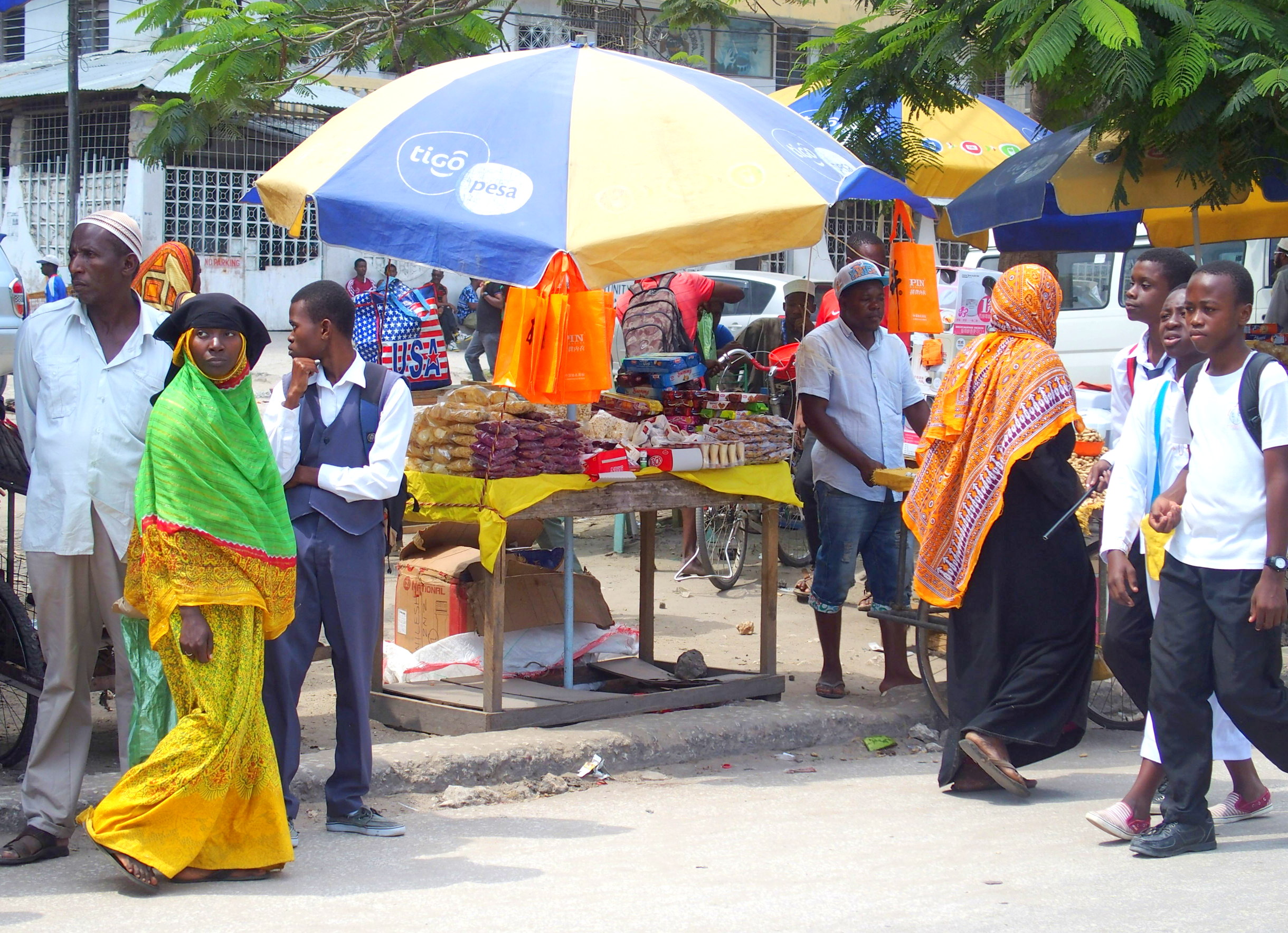 Tenues colorées des femmes au marché Stone Town Zanzibar
