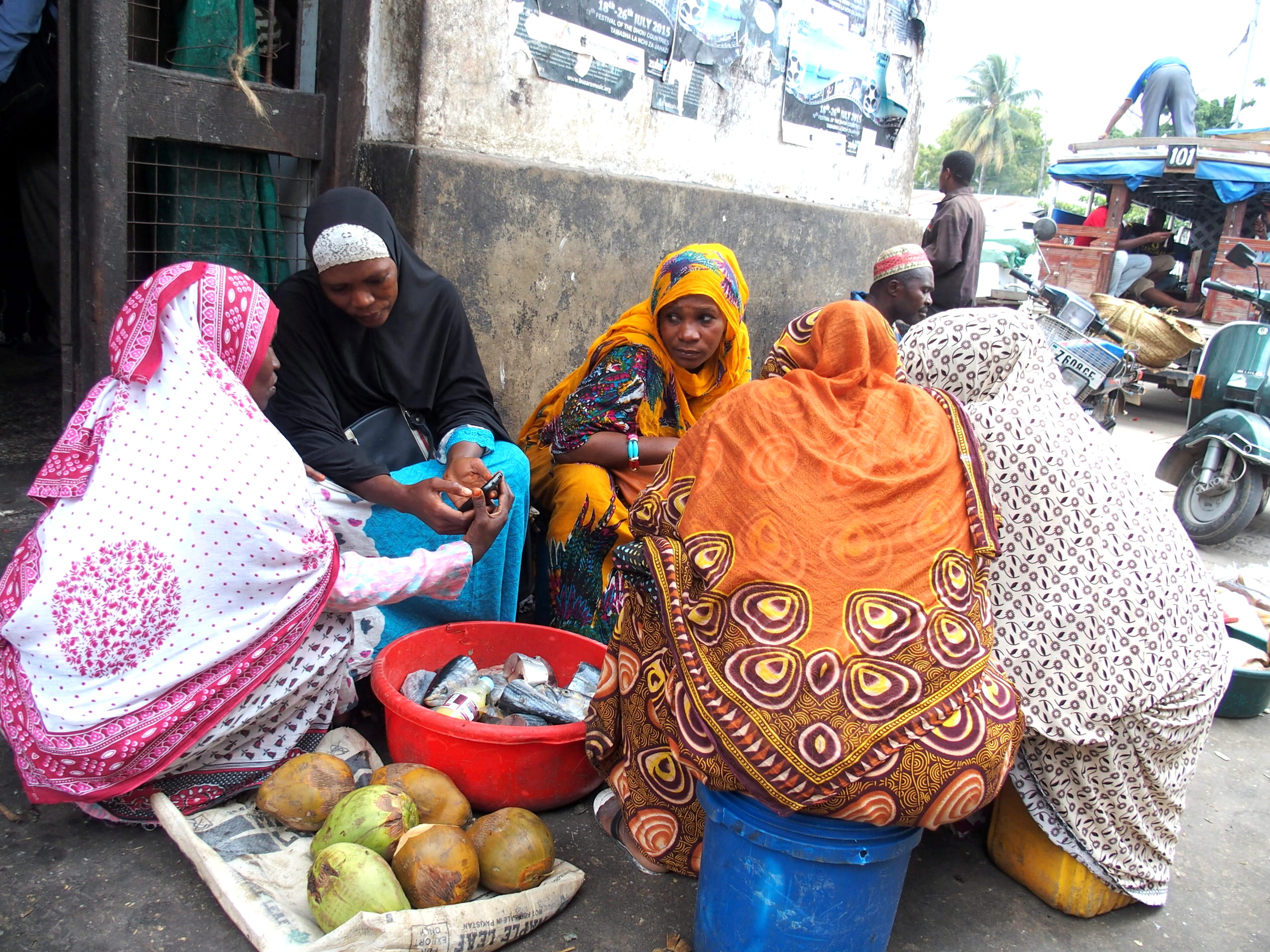 Vendeuses colorées de poissons et noix de coco marché Zanzibar