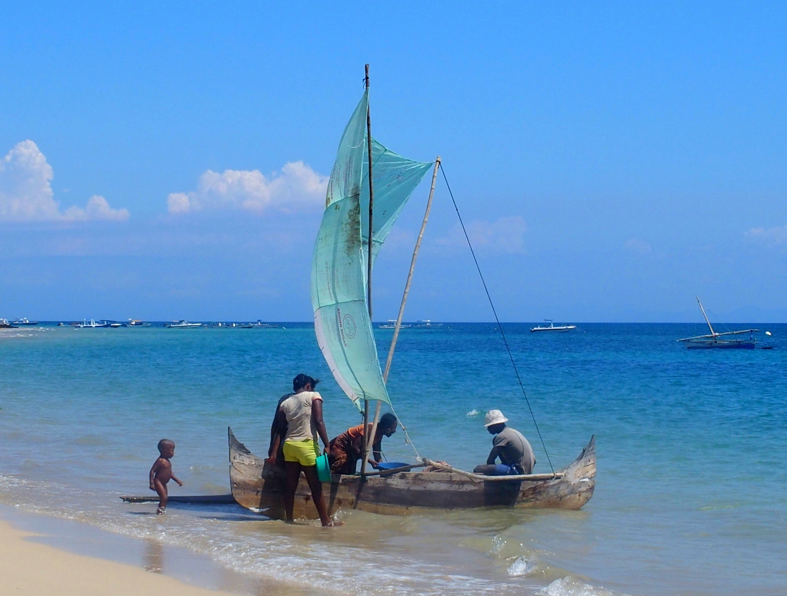 Achat-poissons-arrivée-bateau-Nosy-Be-Madagascar.