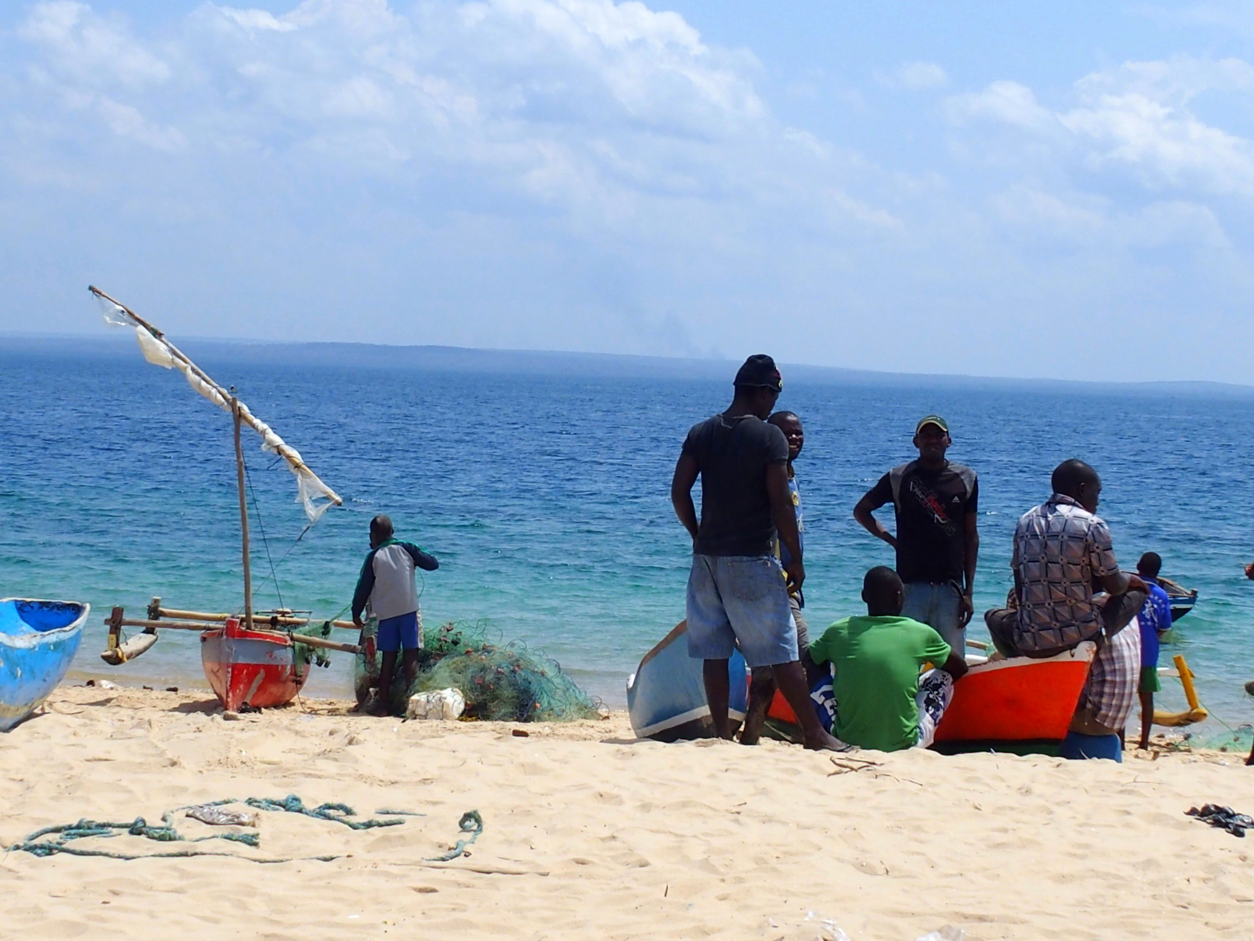 Attente du retour des bateaux de peche Pemba Mozambique