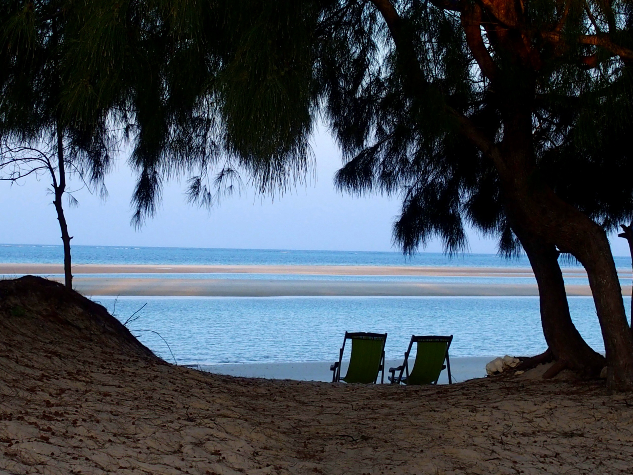Détente au bord de la plage Ulala Lodge Pemba Mozambique.