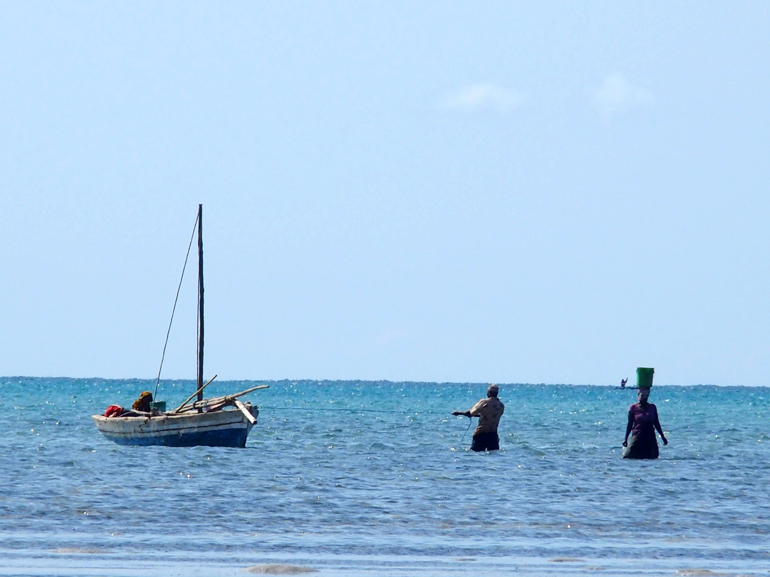 homme et femmes à la pêche Mozambique