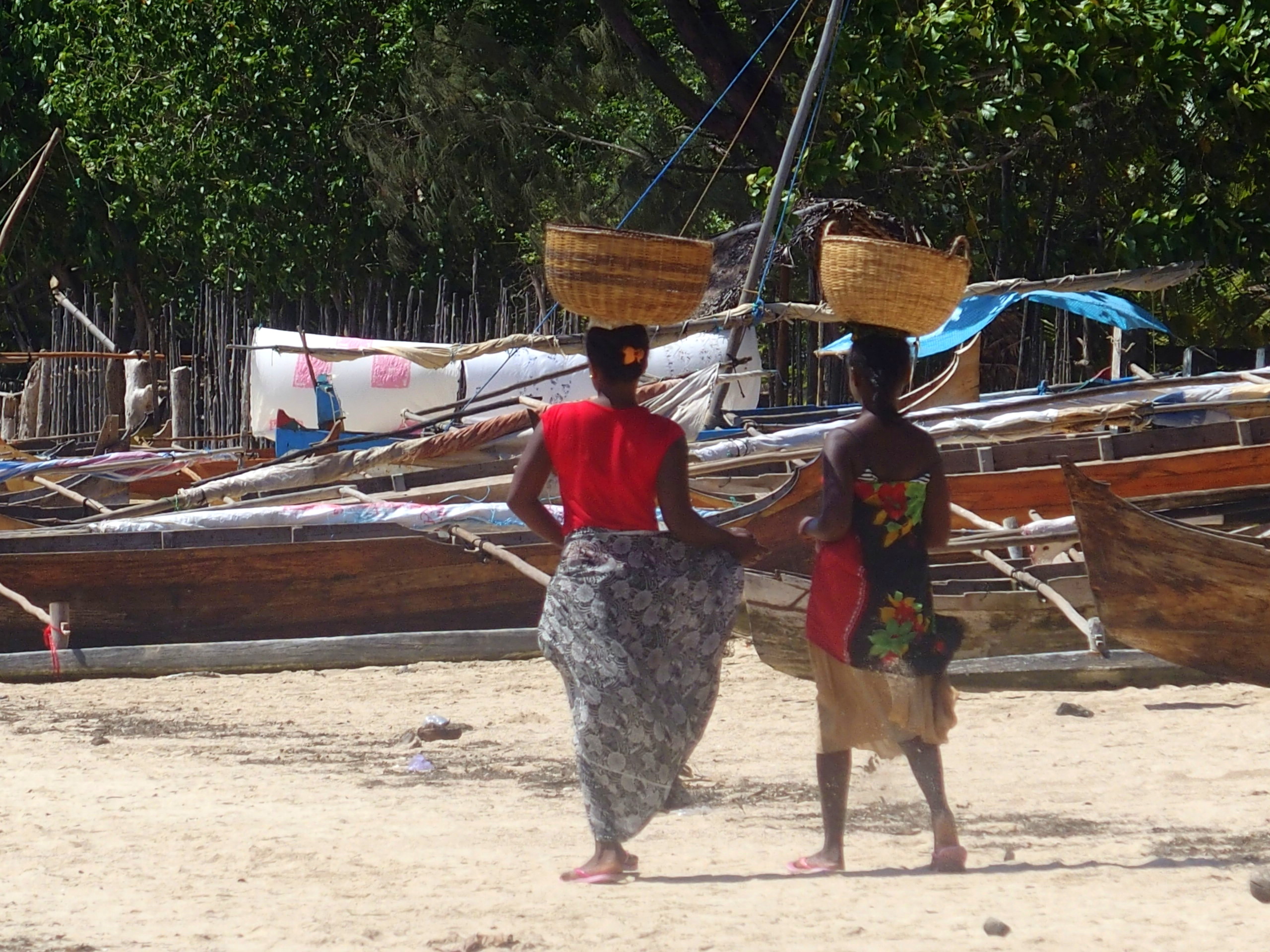 Jeunes-vendeuses-de-fruits-sur-plage-Nosy-Be-Madagascar.