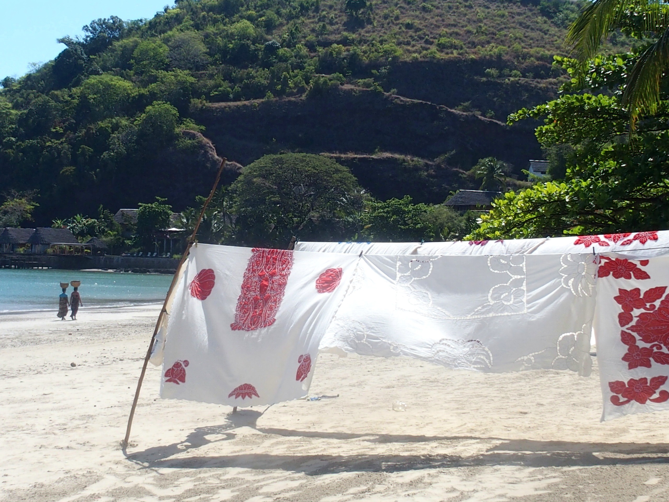 Nappes qui sèchent au vent sur plage Nosy Be Madagascar.