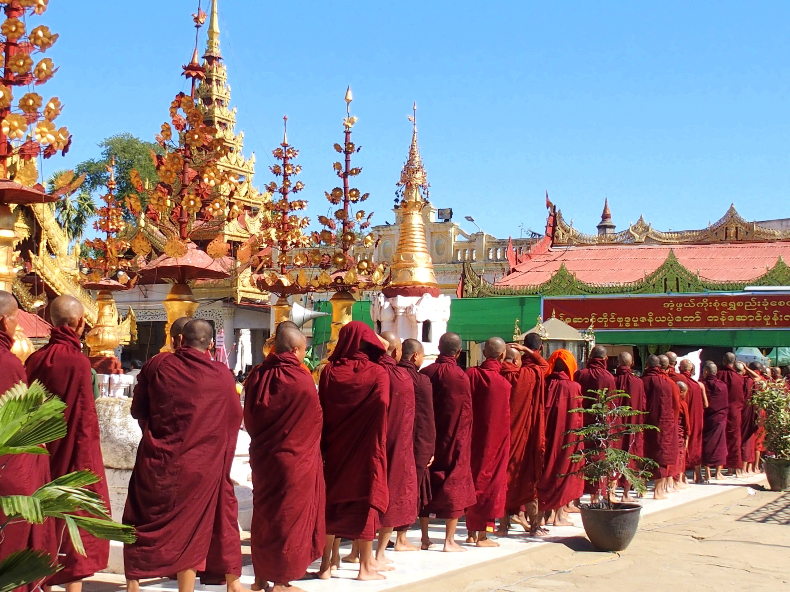 Défilé-de-moines-à-Shwezigon-Bagan-Myanmar.