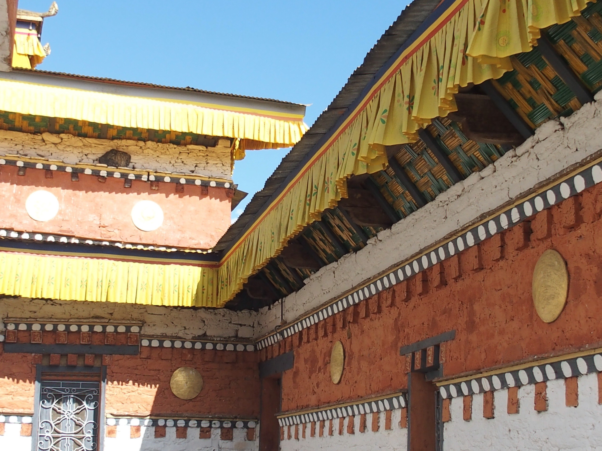 Façade de monastère au Bhoutan richement peinte