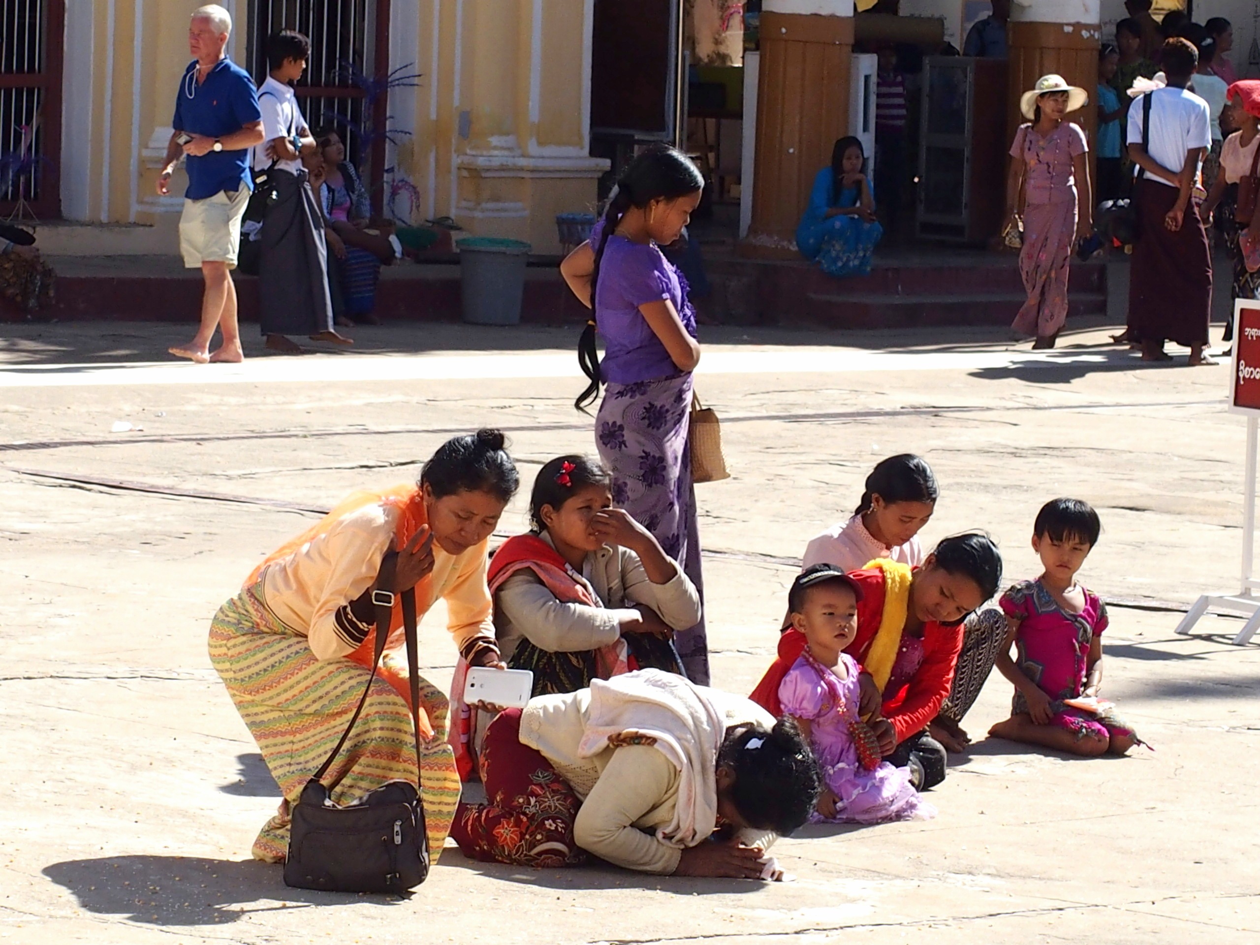Familles-en-prière-Shwezigon-Bagan-Myanmar