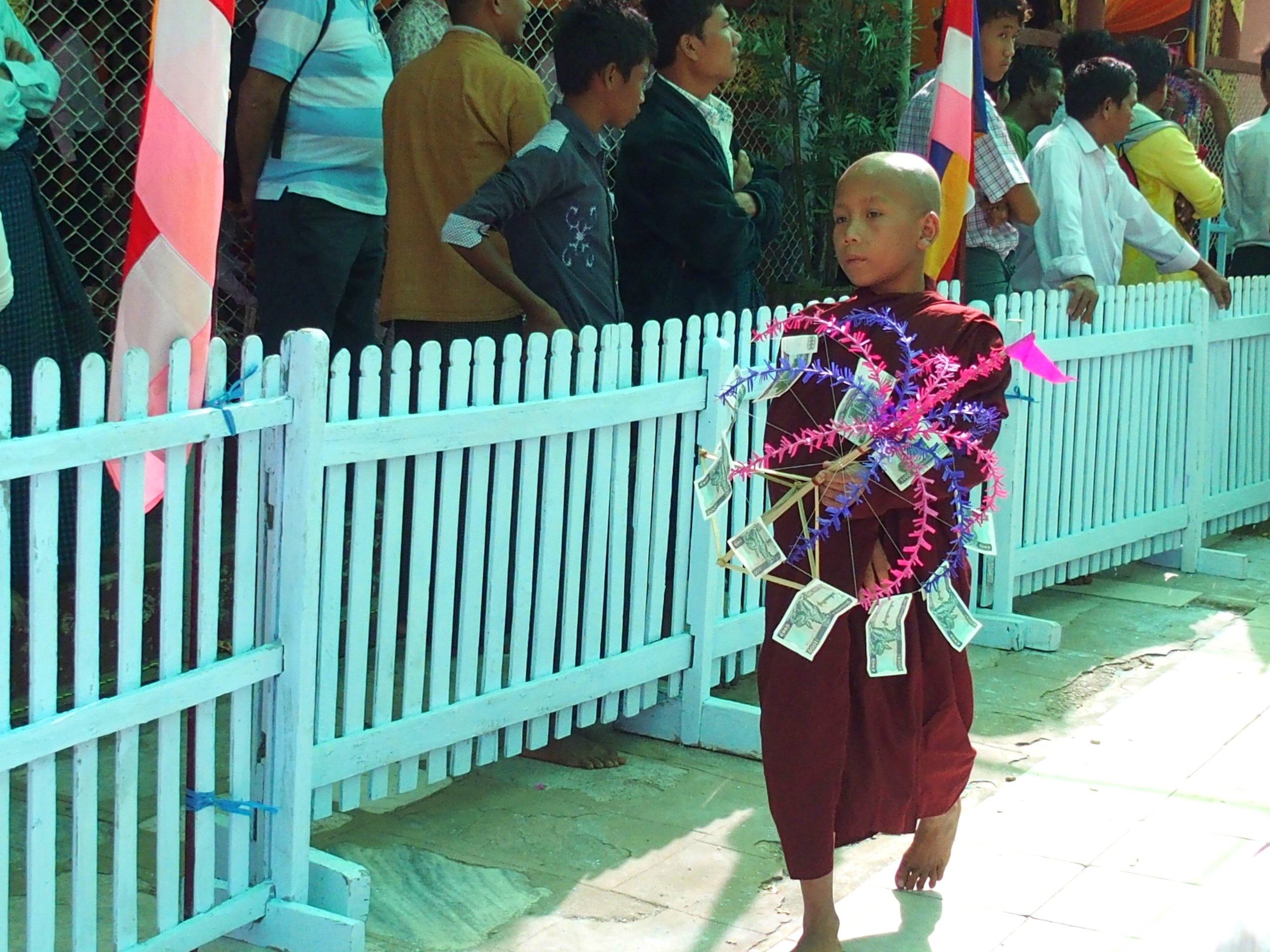 Novice-avec-moulin-à-dons-Shwezigon-Bagan-Myanmar