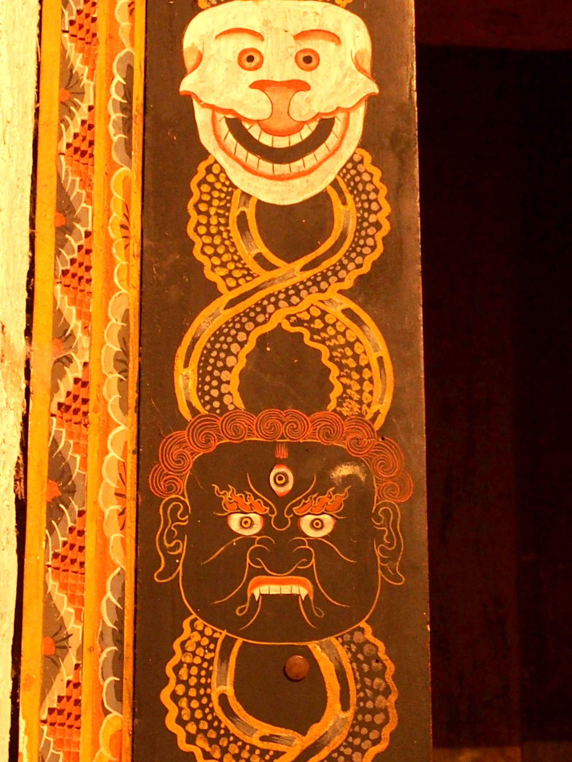 Peinture démons sur porte Bhoutan