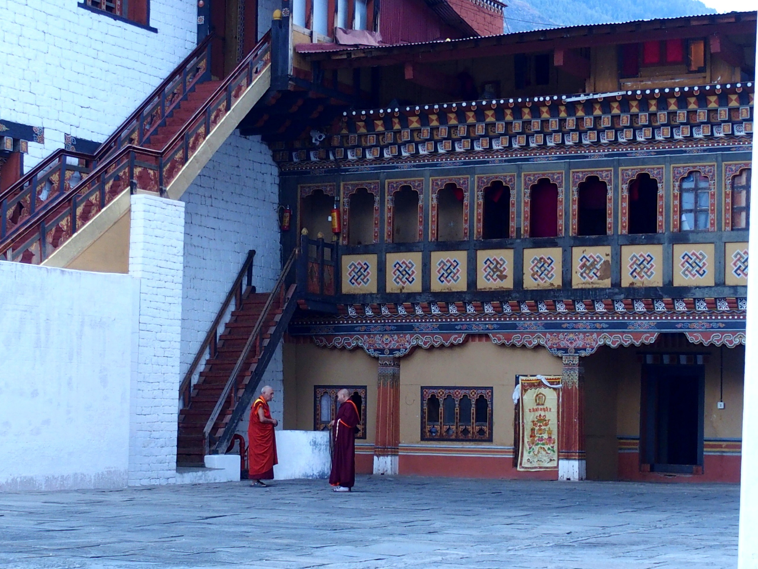 Peintures traditionnelles au Bhoutan dans cour intérieure monastère