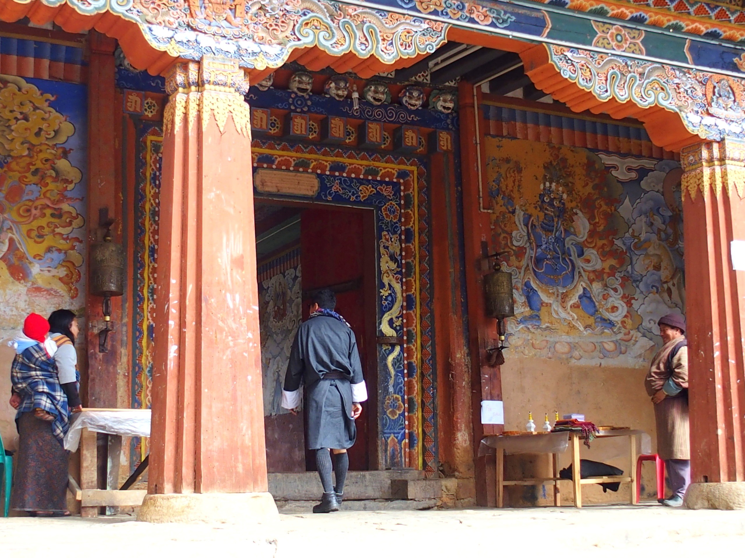 Peintures traditionnelles au Bhoutan dans entrée d'un monastère